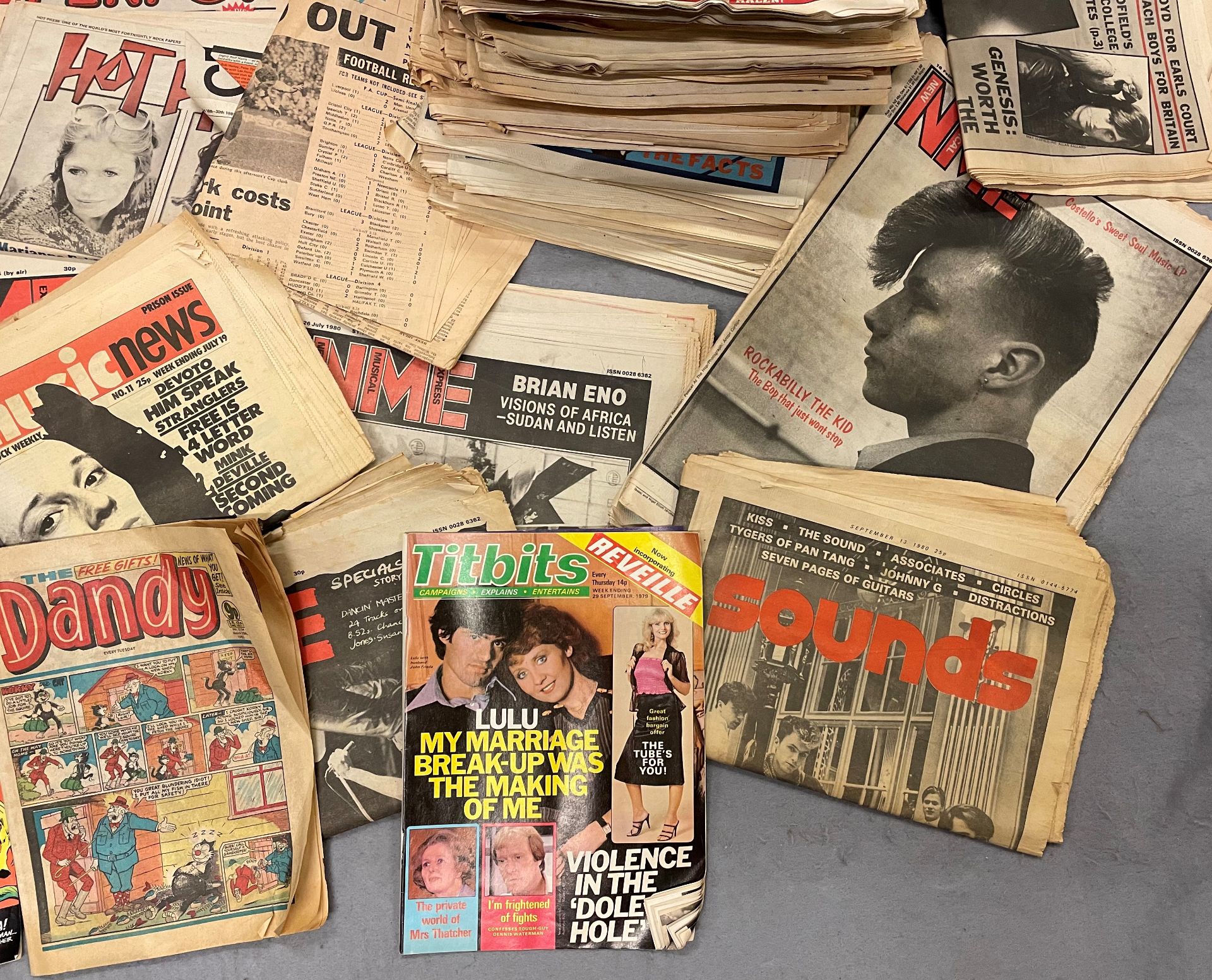 Green plastic box and contents - magazines, comics and newspapers from the 1970s and 80s - NME, - Image 3 of 5