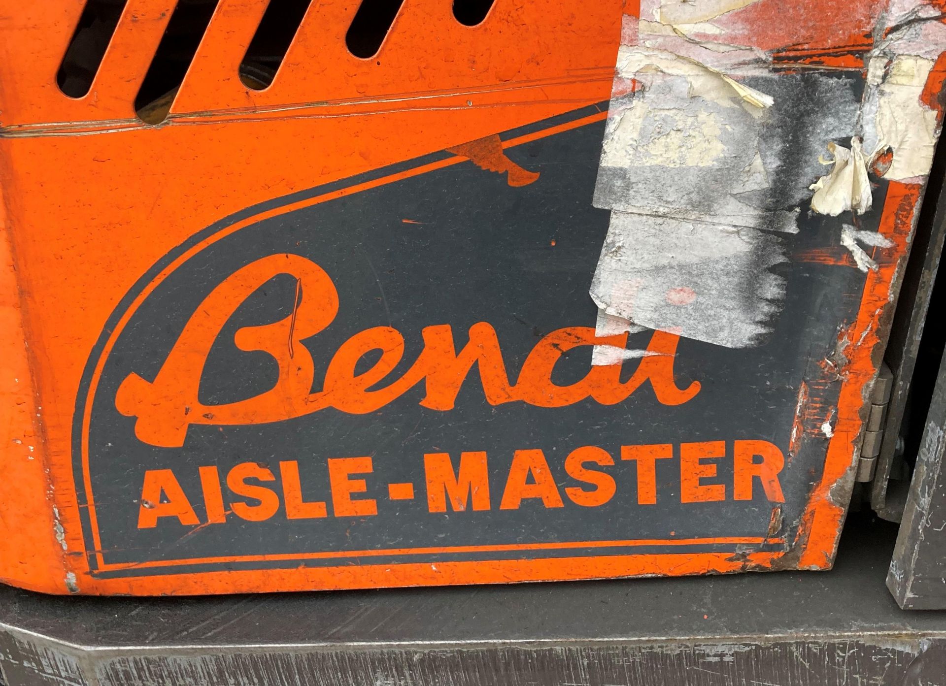 AN AISLE MASTER BENDI Gas fork lift truck - orange - with sideshift. Model: 205. - Image 9 of 9