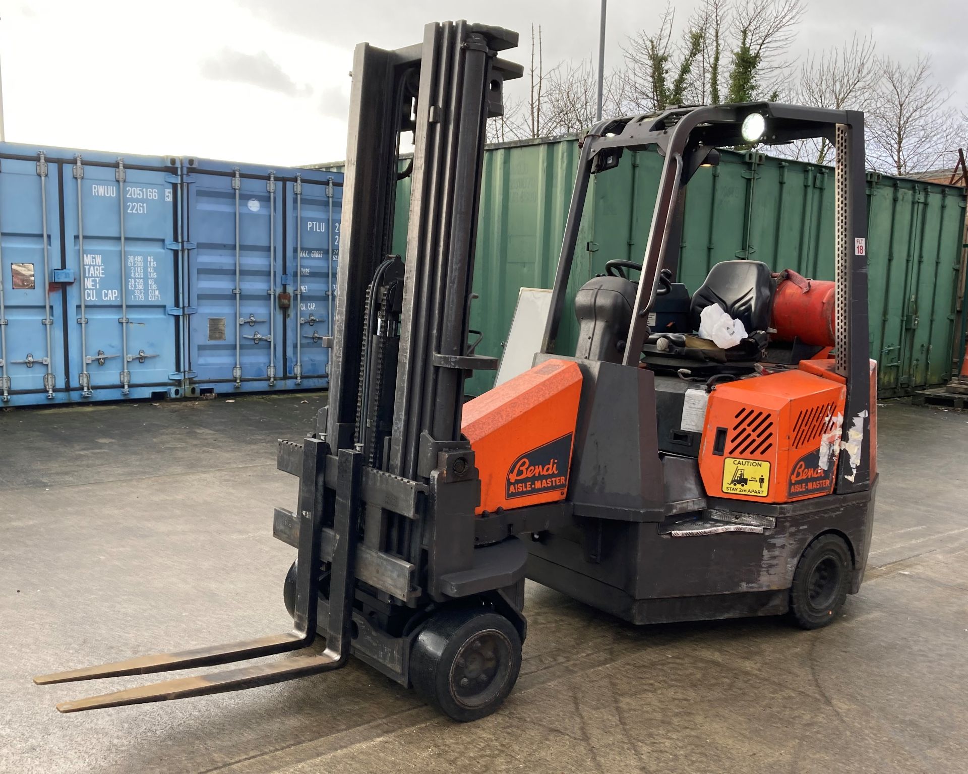 AN AISLE MASTER BENDI Gas fork lift truck - orange - with sideshift. Model: 205. - Image 2 of 9