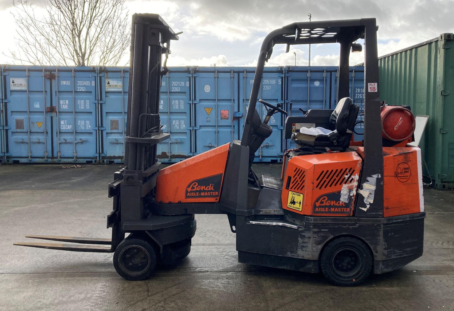 AN AISLE MASTER BENDI Gas fork lift truck - orange - with sideshift. Model: 205.