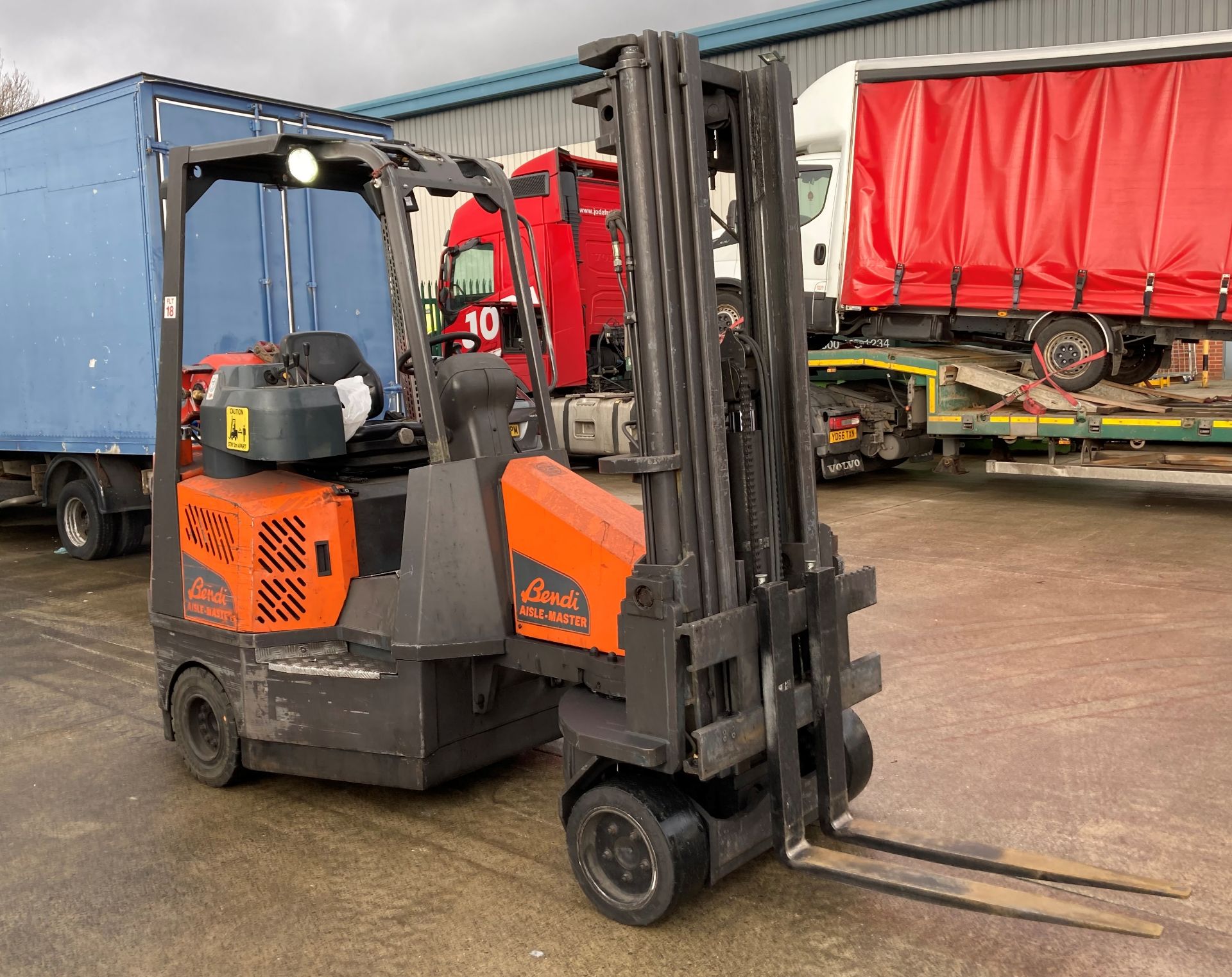 AN AISLE MASTER BENDI Gas fork lift truck - orange - with sideshift. Model: 205. - Image 4 of 9