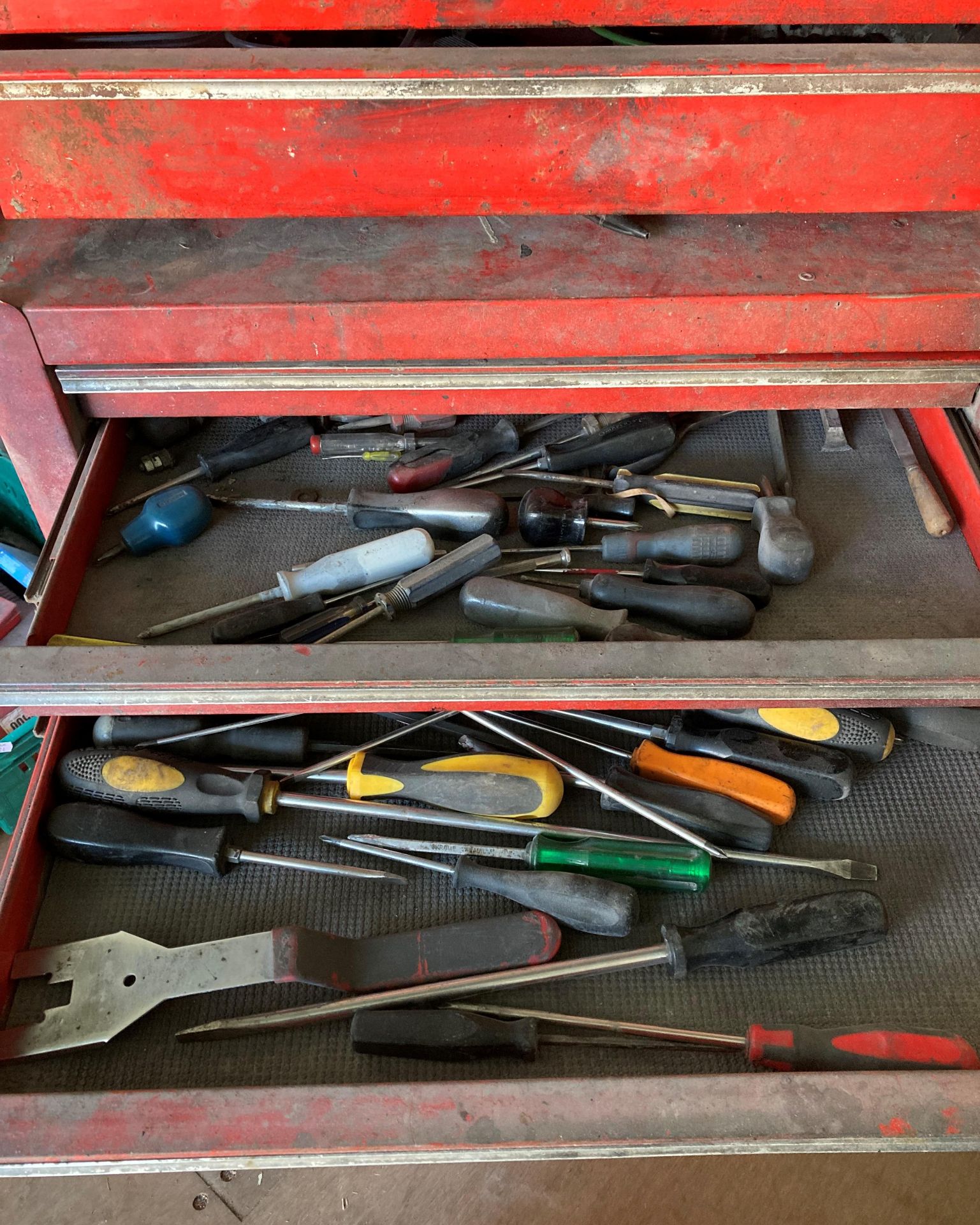 Snap-on two section mobile tool cabinet, top section is a lift top 3 drawer, bottom section, - Image 4 of 6