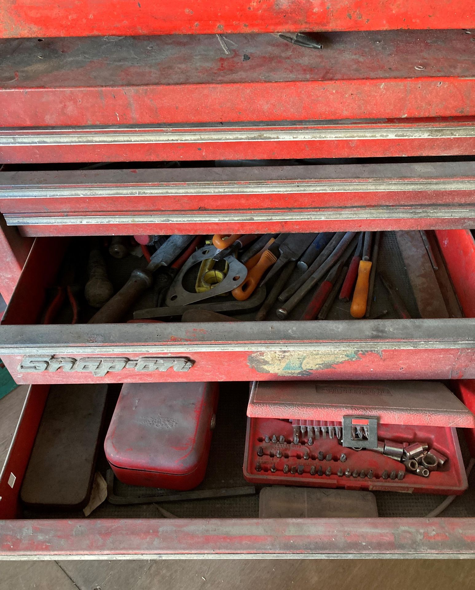 Snap-on two section mobile tool cabinet, top section is a lift top 3 drawer, bottom section, - Image 3 of 6