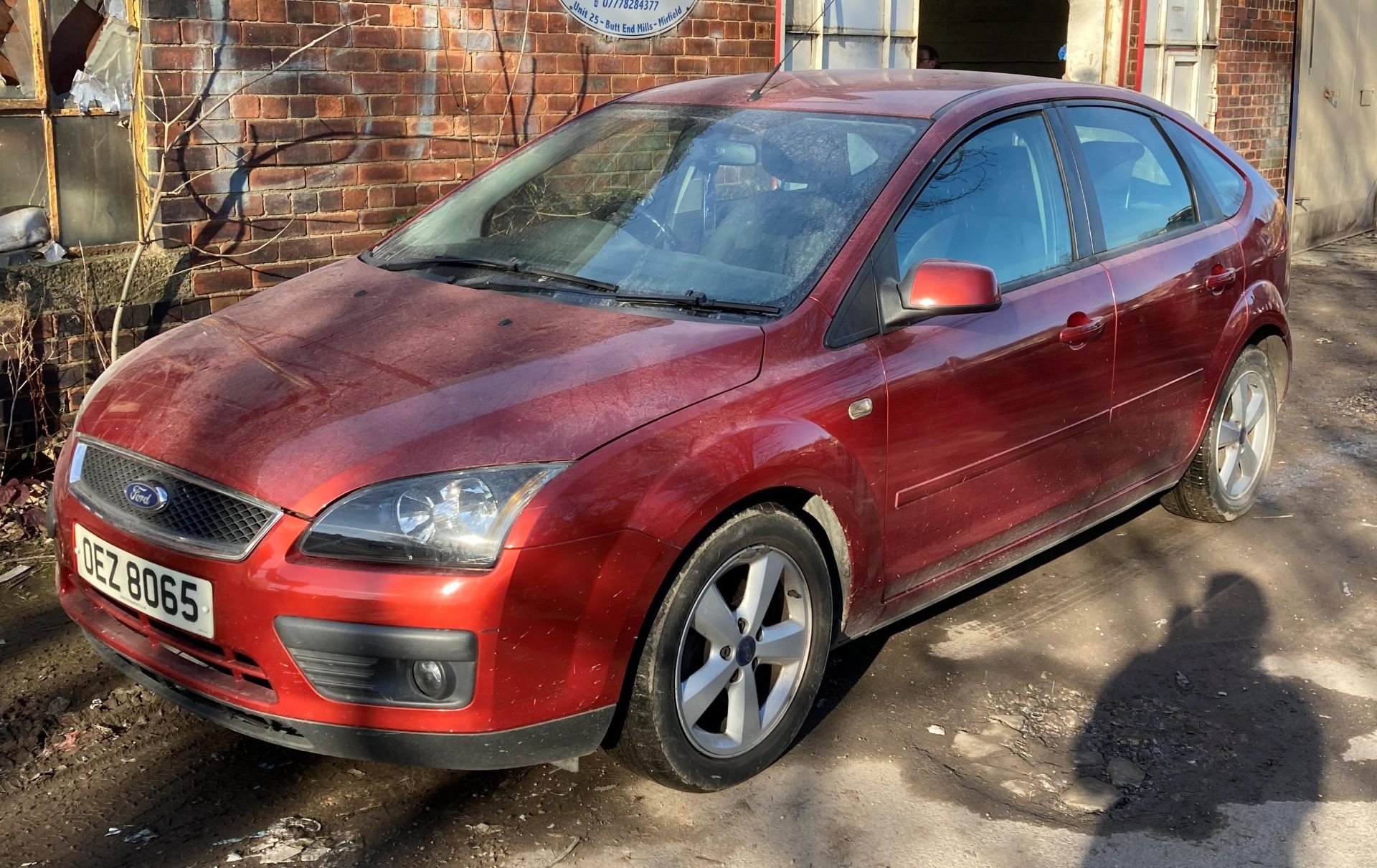 FORD FOCUS 1.6 A/C AUTOMATIC FIVE DOOR HATCHBACK - Petrol - Red - Cloth interior (marked). - Image 3 of 14