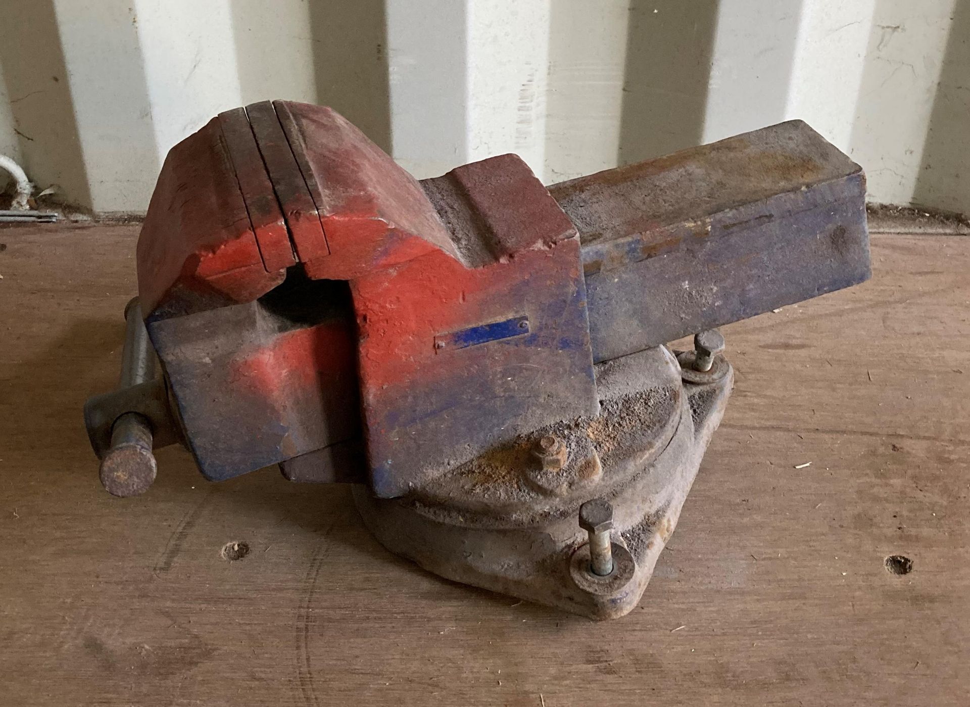 Large metal bench vice (Saleroom Location: CON 3) - Image 2 of 2