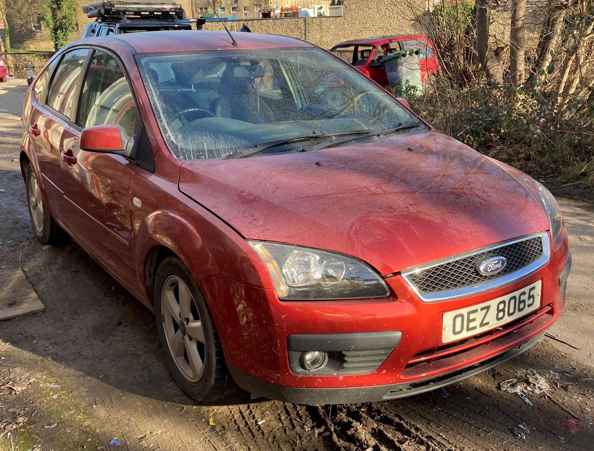 FORD FOCUS 1.6 A/C AUTOMATIC FIVE DOOR HATCHBACK - Petrol - Red - Cloth interior (marked). - Image 2 of 14