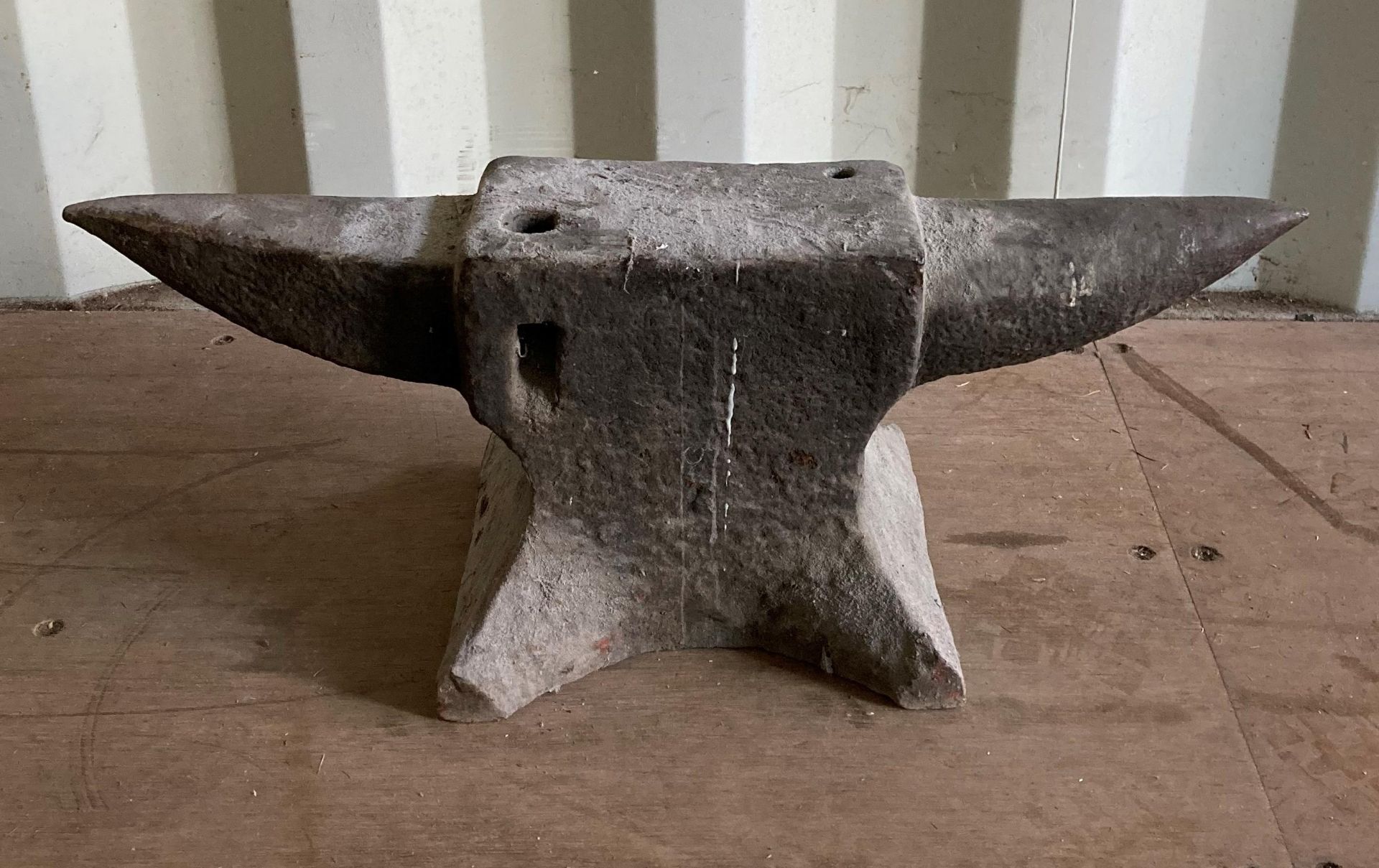 Large metal anvil (68cm L x 28cm H - Bench top) (Saleroom Location: CON 3)