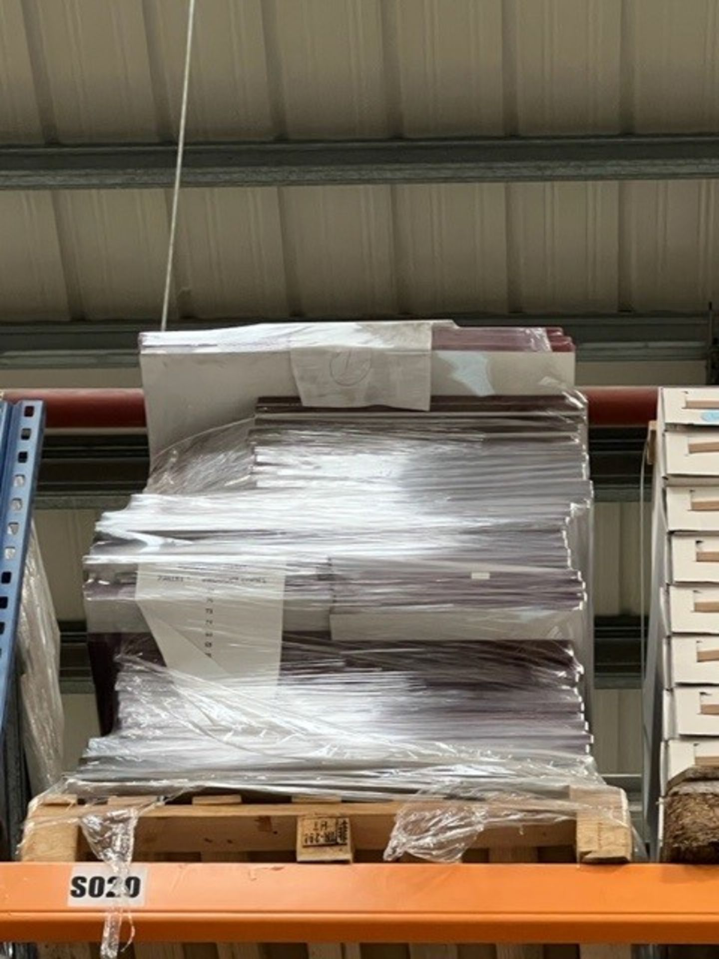 28 x pallets of kitchen doors/drawer fronts in black gloss, burgundy gloss, white, cream gloss, - Image 16 of 28