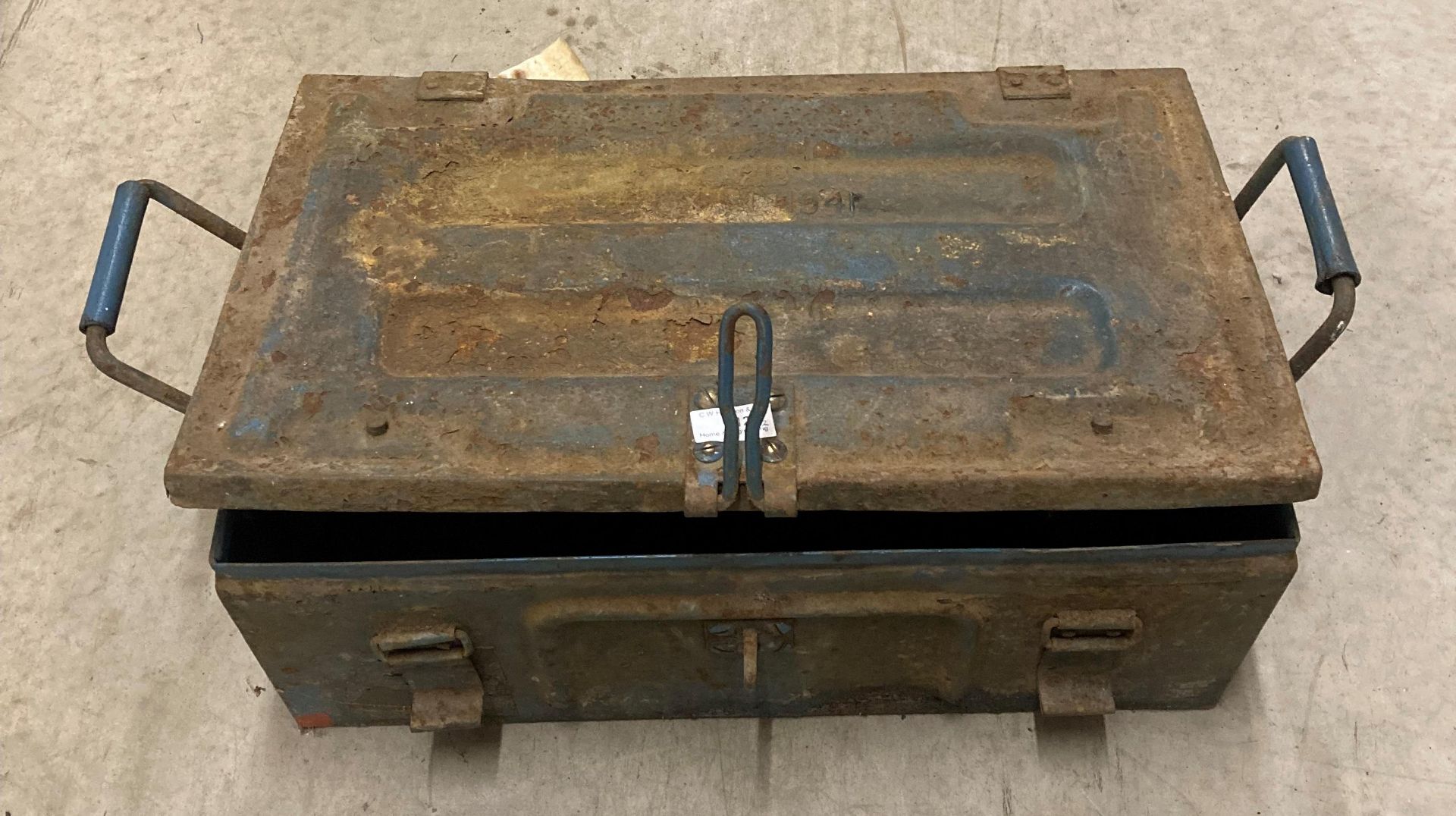 1941 ammunition box containing spanners and contents to crates containing lengths of lead (saleroom - Image 3 of 3
