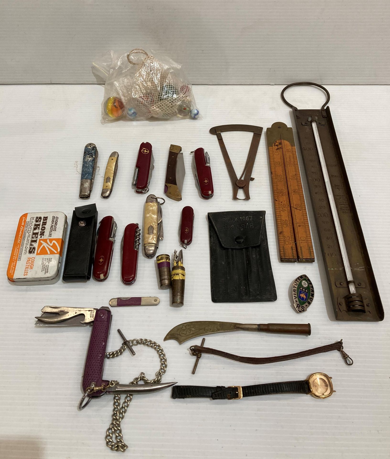 Contents to tray - brass thermometer, nine assorted pen knifes including Naval 1946 knife,