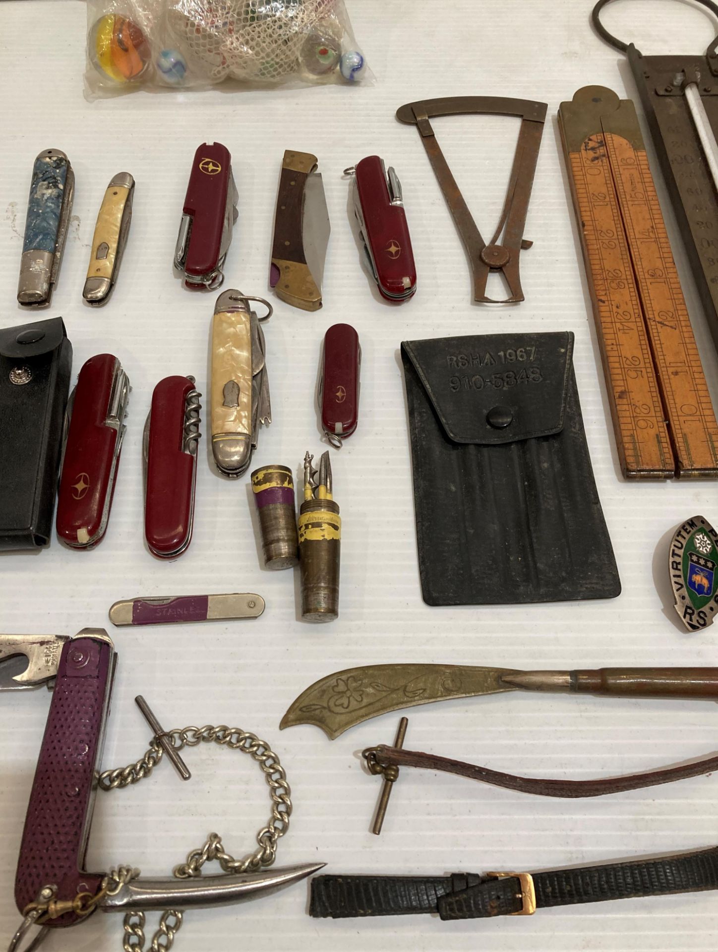 Contents to tray - brass thermometer, nine assorted pen knifes including Naval 1946 knife, - Image 4 of 4