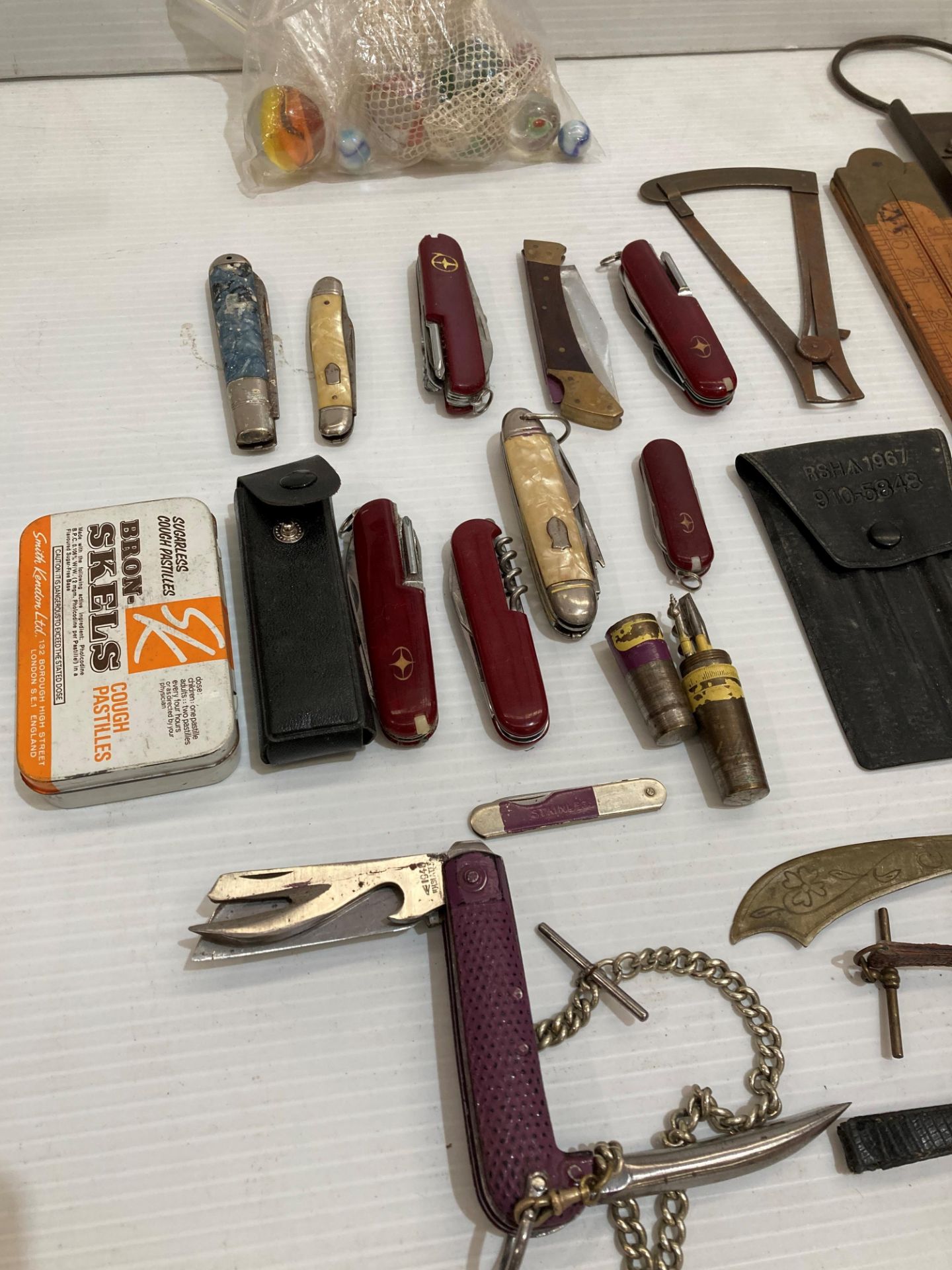 Contents to tray - brass thermometer, nine assorted pen knifes including Naval 1946 knife, - Image 2 of 4