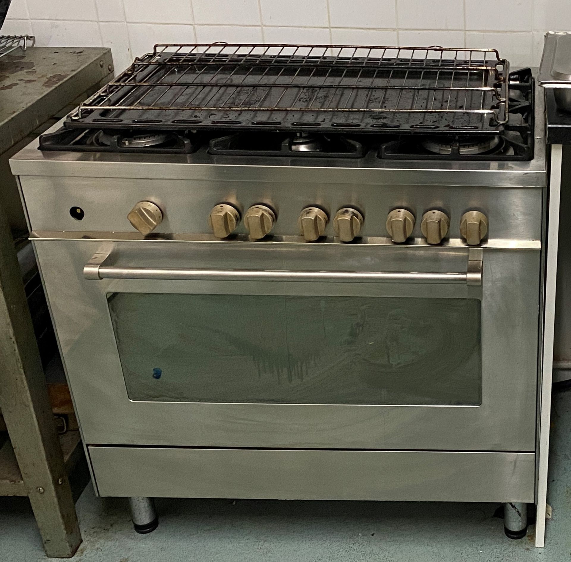 Unbranded stainless steel 6 ring gas hob and oven - Please note, this is in an upstairs kitchen.