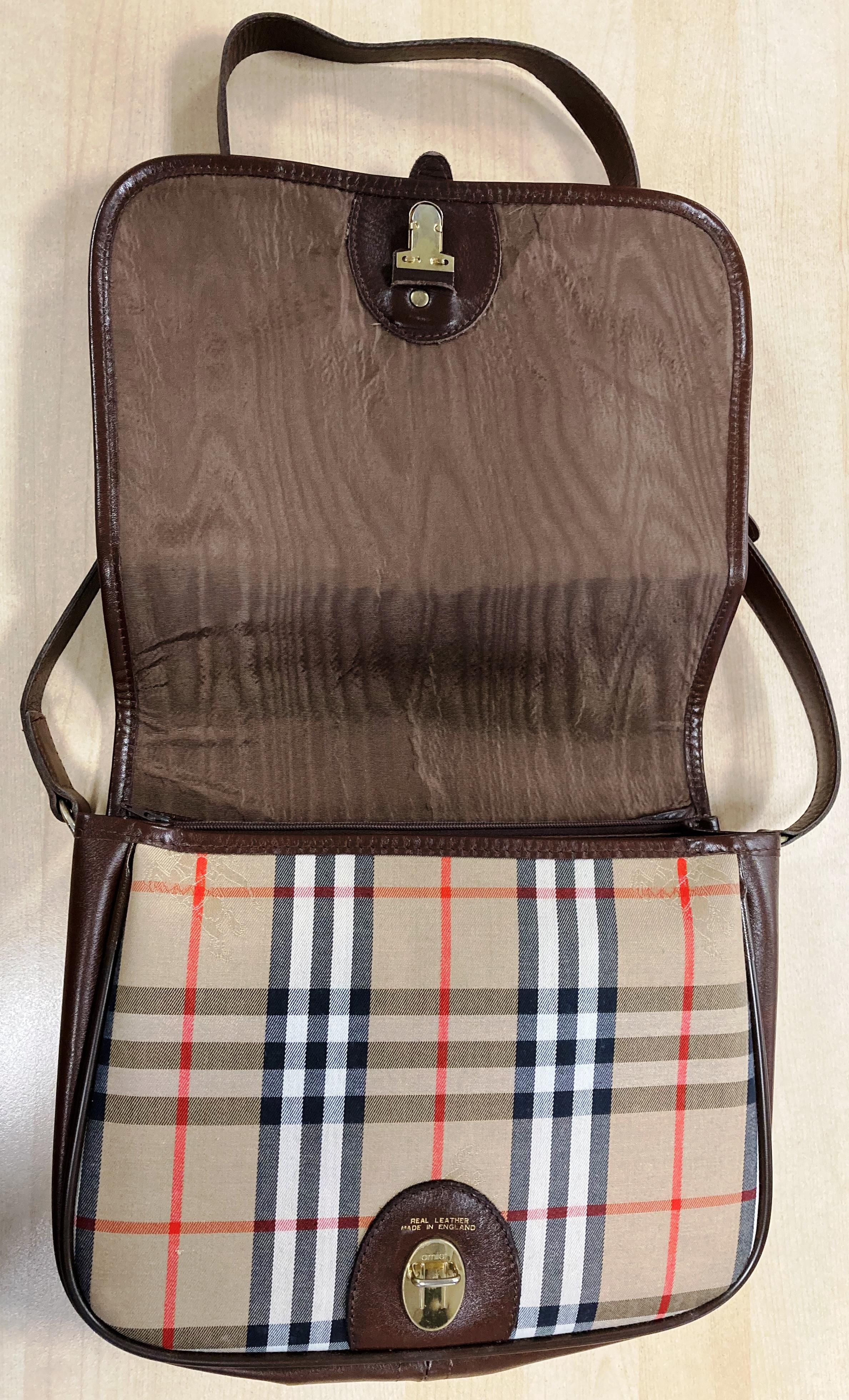 A vintage Burberry shoulder bag with brown leather and iconic Burberry tartan print with gold-tone - Image 5 of 5