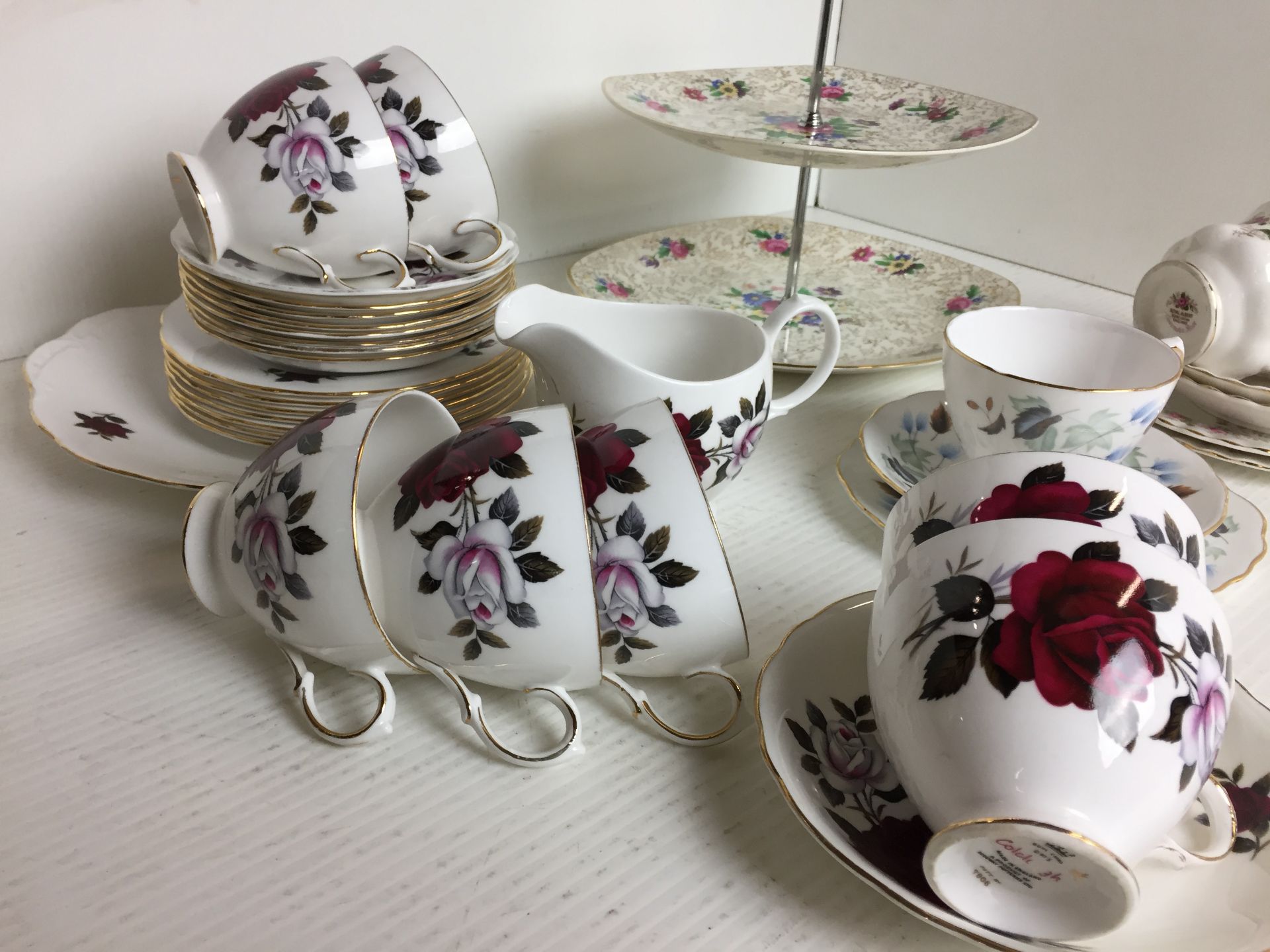 Twenty five pieces of Colclough rose pattern tea service, Royal Albert Lavender Rose two cups, - Image 4 of 4