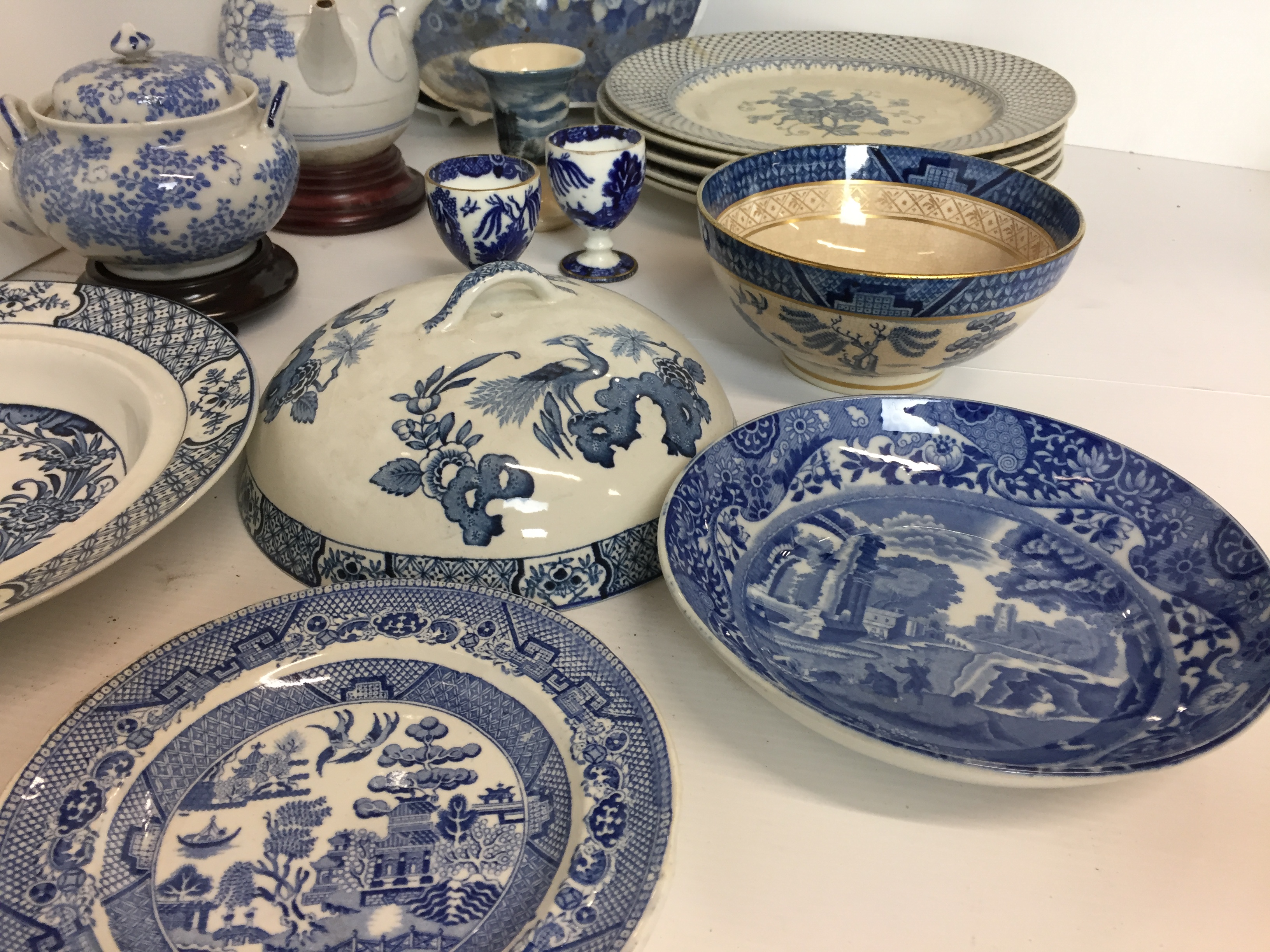Seventeen pieces of blue and white ware including five Allertons Kempton dinner plates, - Image 4 of 6