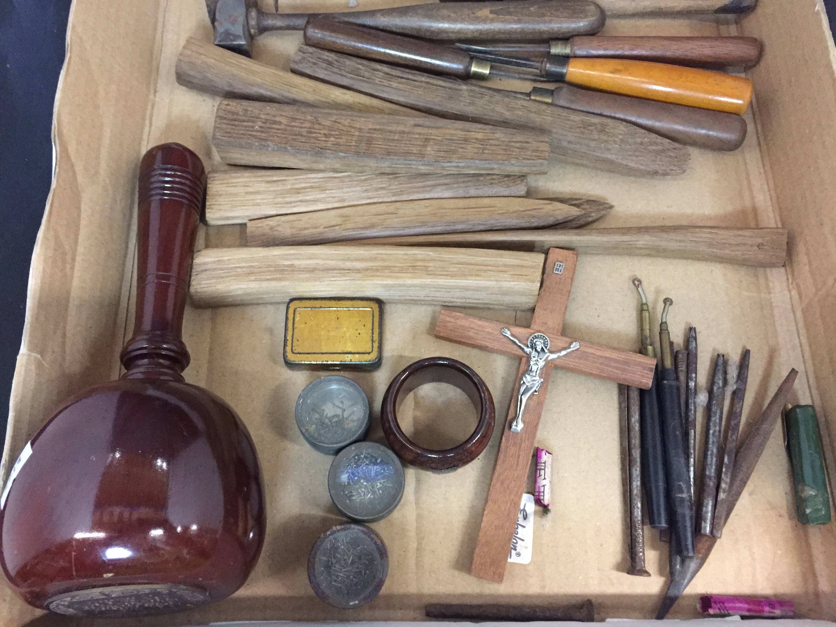 Contents to tray including upholsterer's/carvers tools, - Image 3 of 6