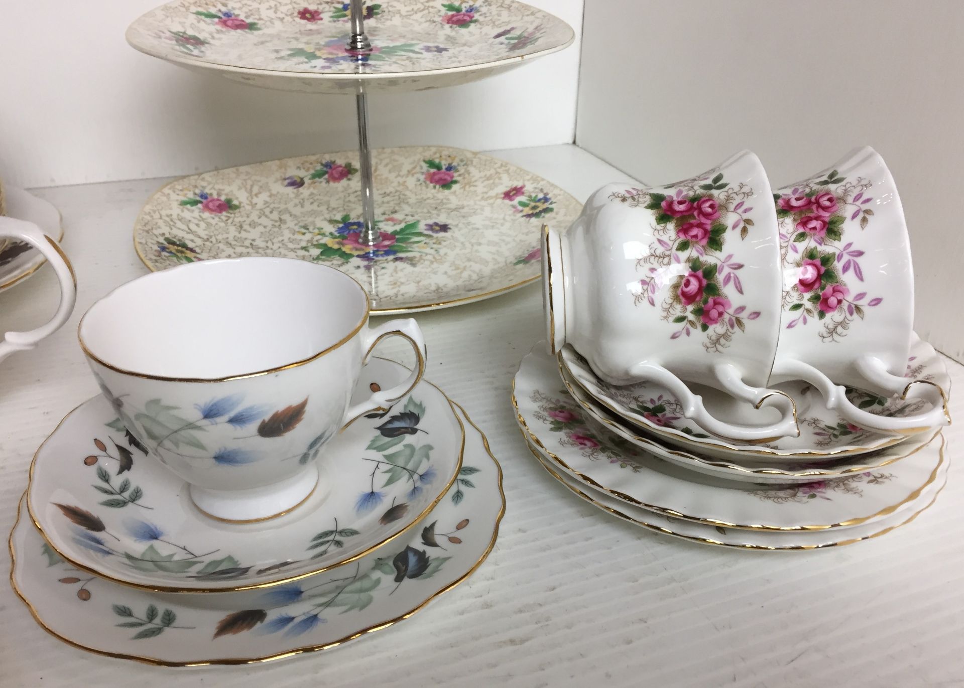 Twenty five pieces of Colclough rose pattern tea service, Royal Albert Lavender Rose two cups, - Image 3 of 4