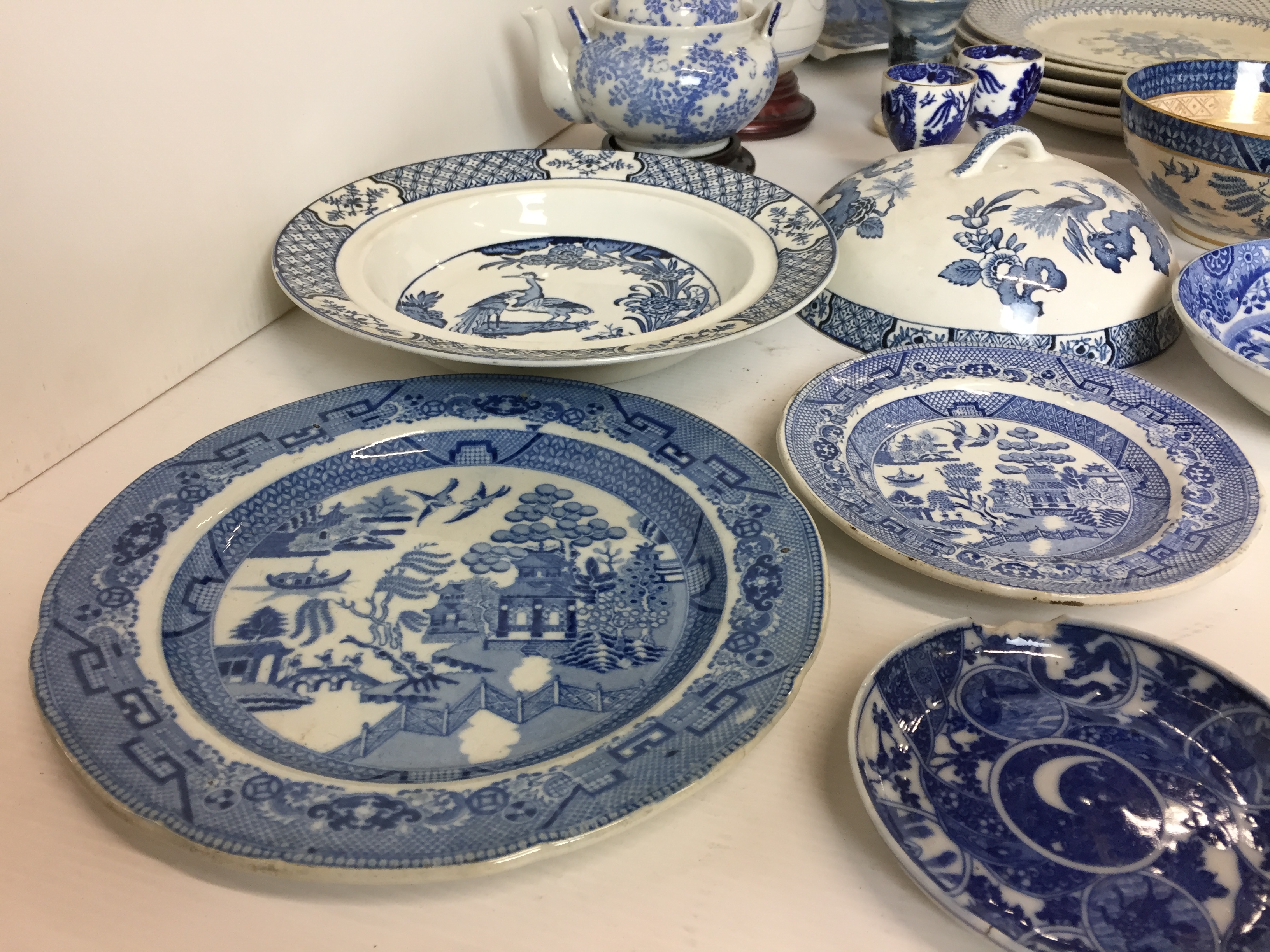 Seventeen pieces of blue and white ware including five Allertons Kempton dinner plates, - Image 5 of 6
