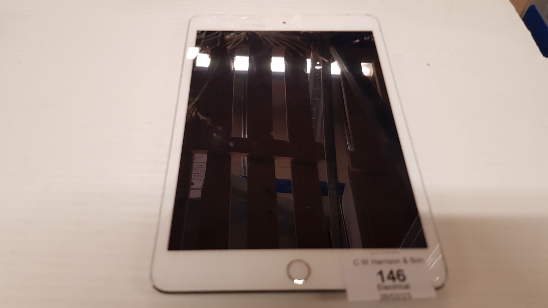 iPad Mini (Model A1600). Main Body Only, Unit Powers On Showing Battery Symbol. - Image 2 of 4