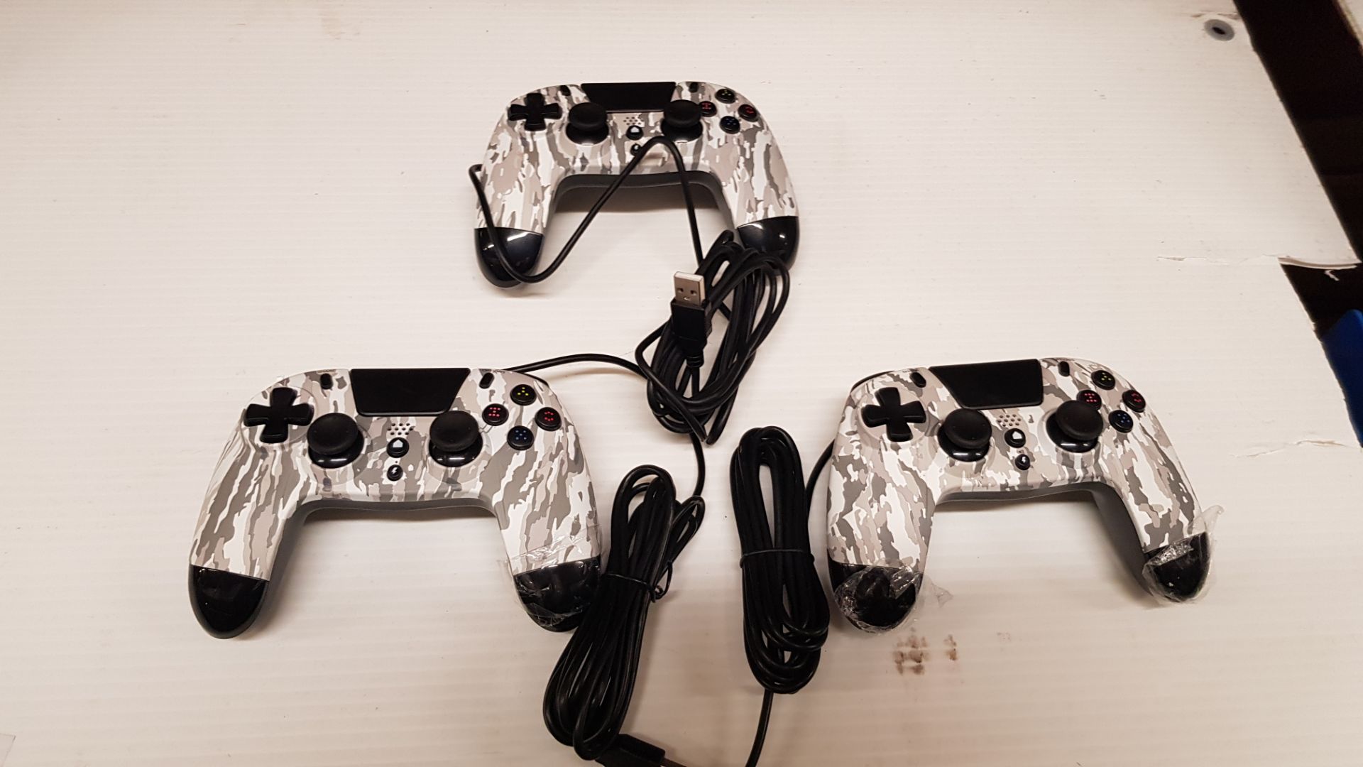 4x Gaming Items. 3x GioTeck VX4 Premium Wired Controller PS4 Camo Grey RRP £22 Each. - Image 4 of 5