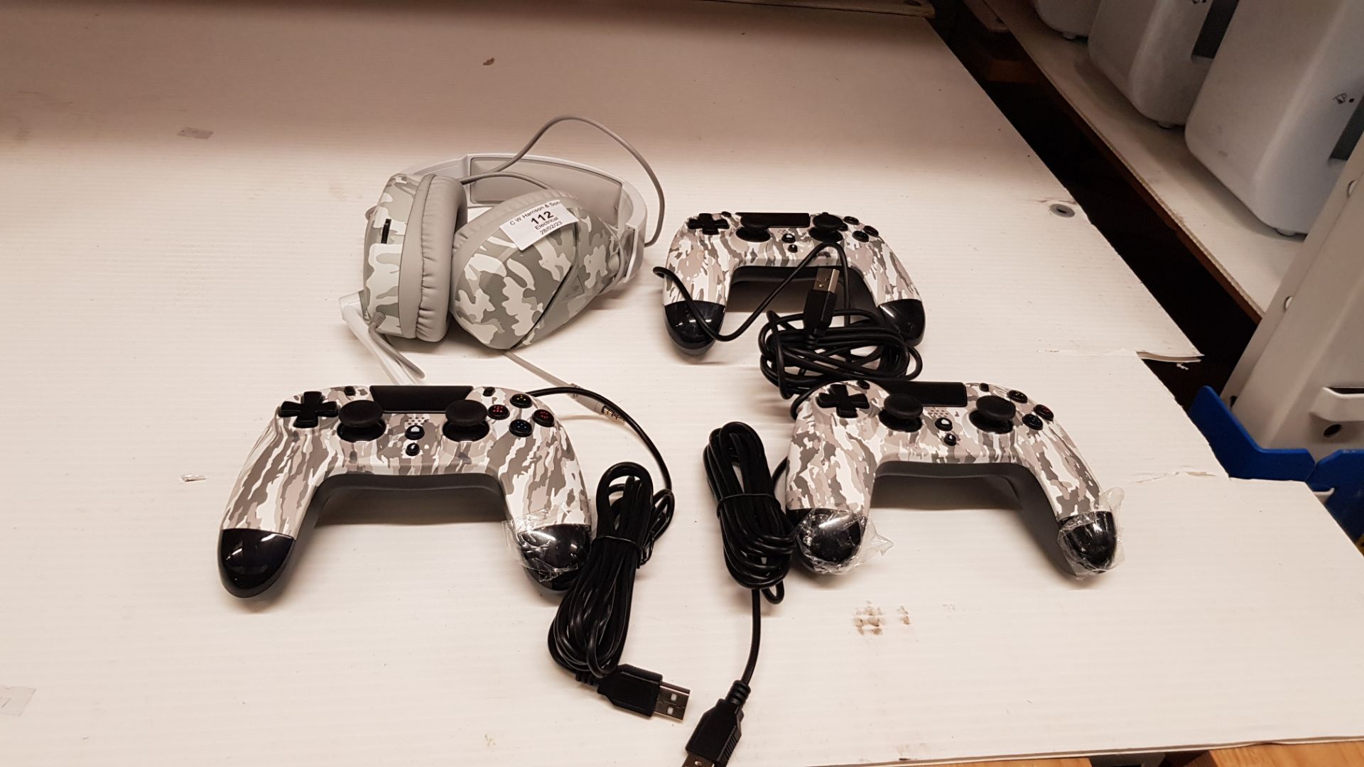 4x Gaming Items. 3x GioTeck VX4 Premium Wired Controller PS4 Camo Grey RRP £22 Each. - Image 3 of 5