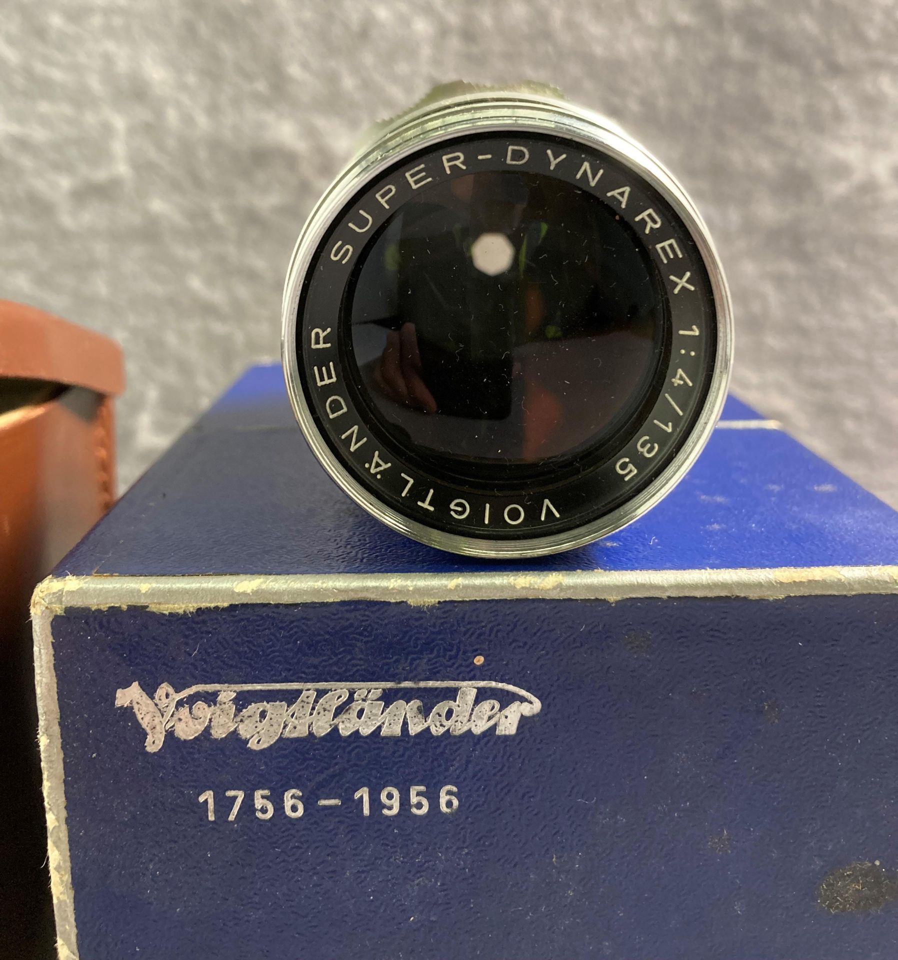 A Voigtlander Super-Dynarex 1:4/135 lens No: 5057836 in brown leather case and a Voigtlander blue - Image 2 of 5