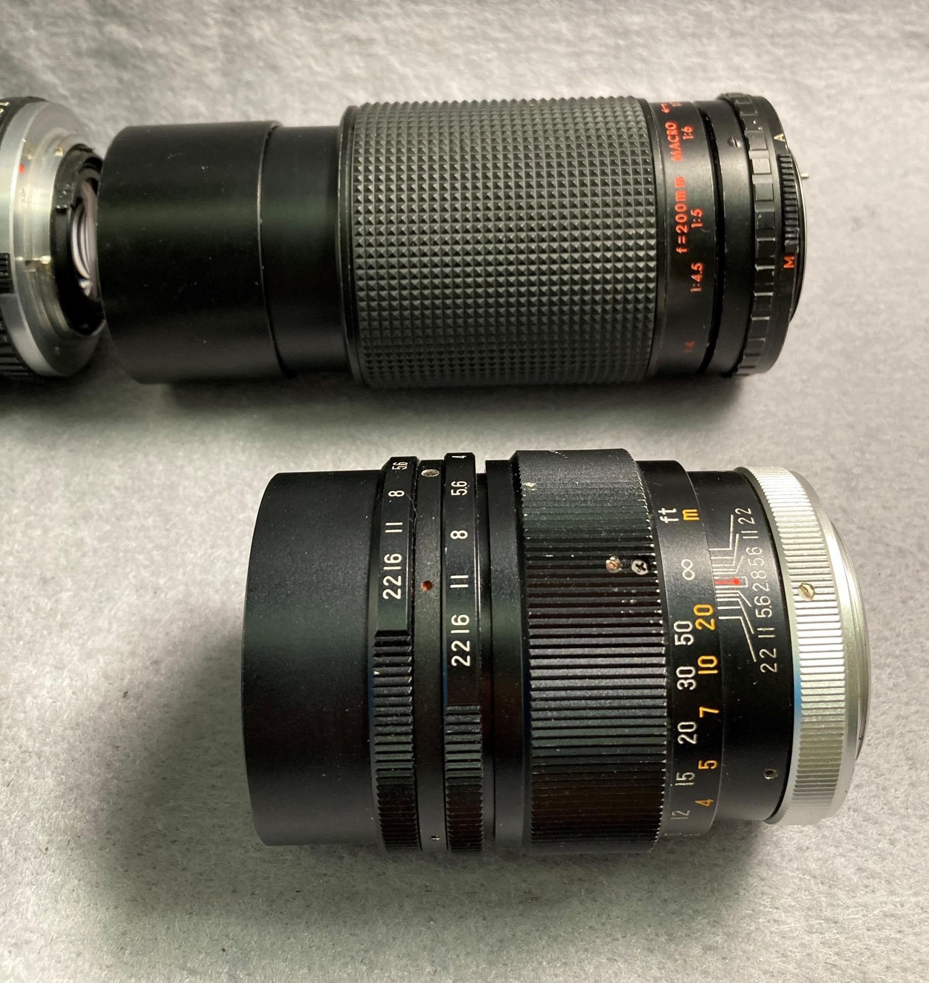Four assorted camera lenses - Welmy 1:28 f=135mm, Bell Howell 1:4. - Image 2 of 9