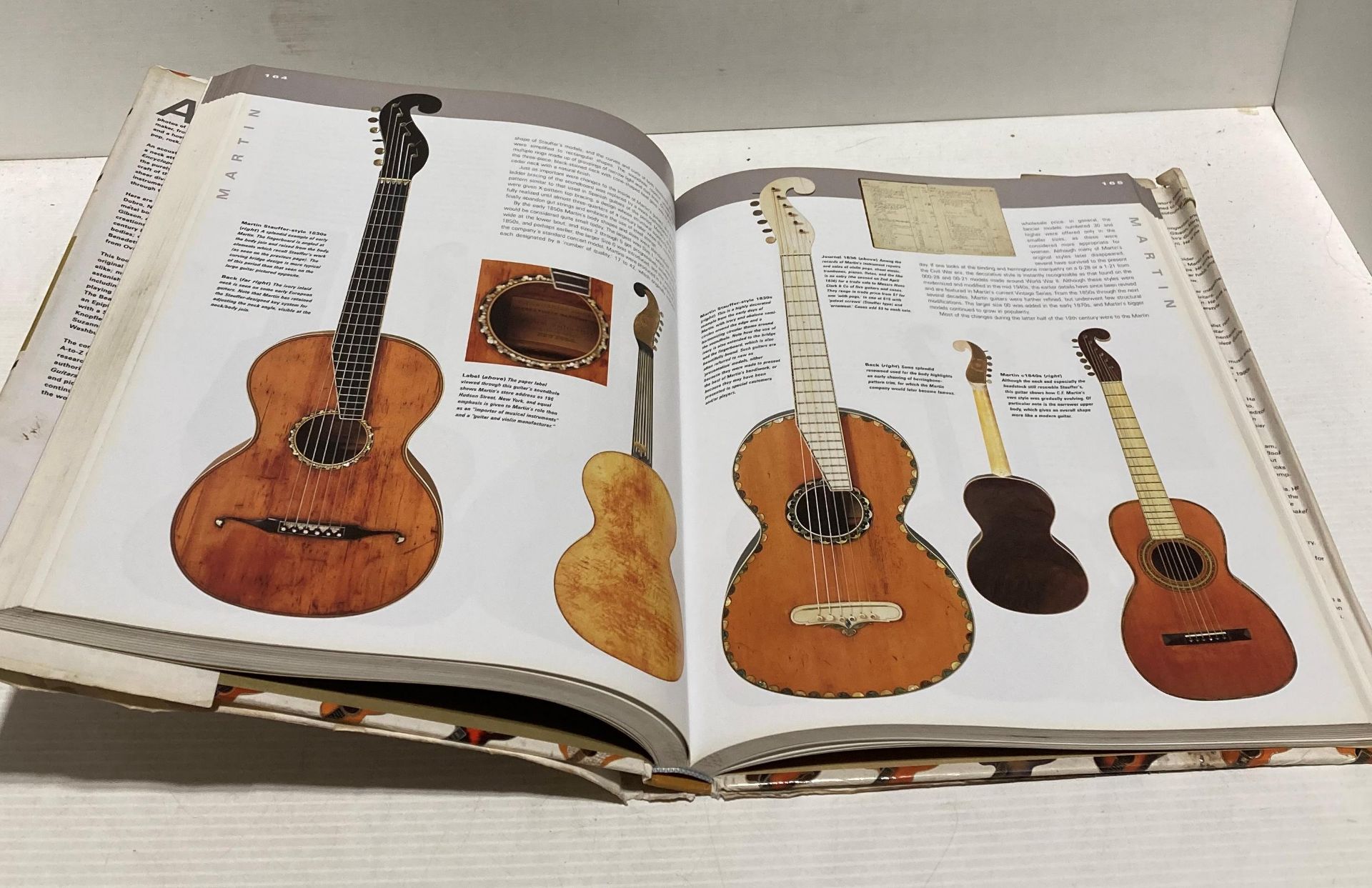 The Illustrated Encyclopaedia of Acoustic Guitars and 1001 Guitars To Dream Of Playing Before You - Image 2 of 2