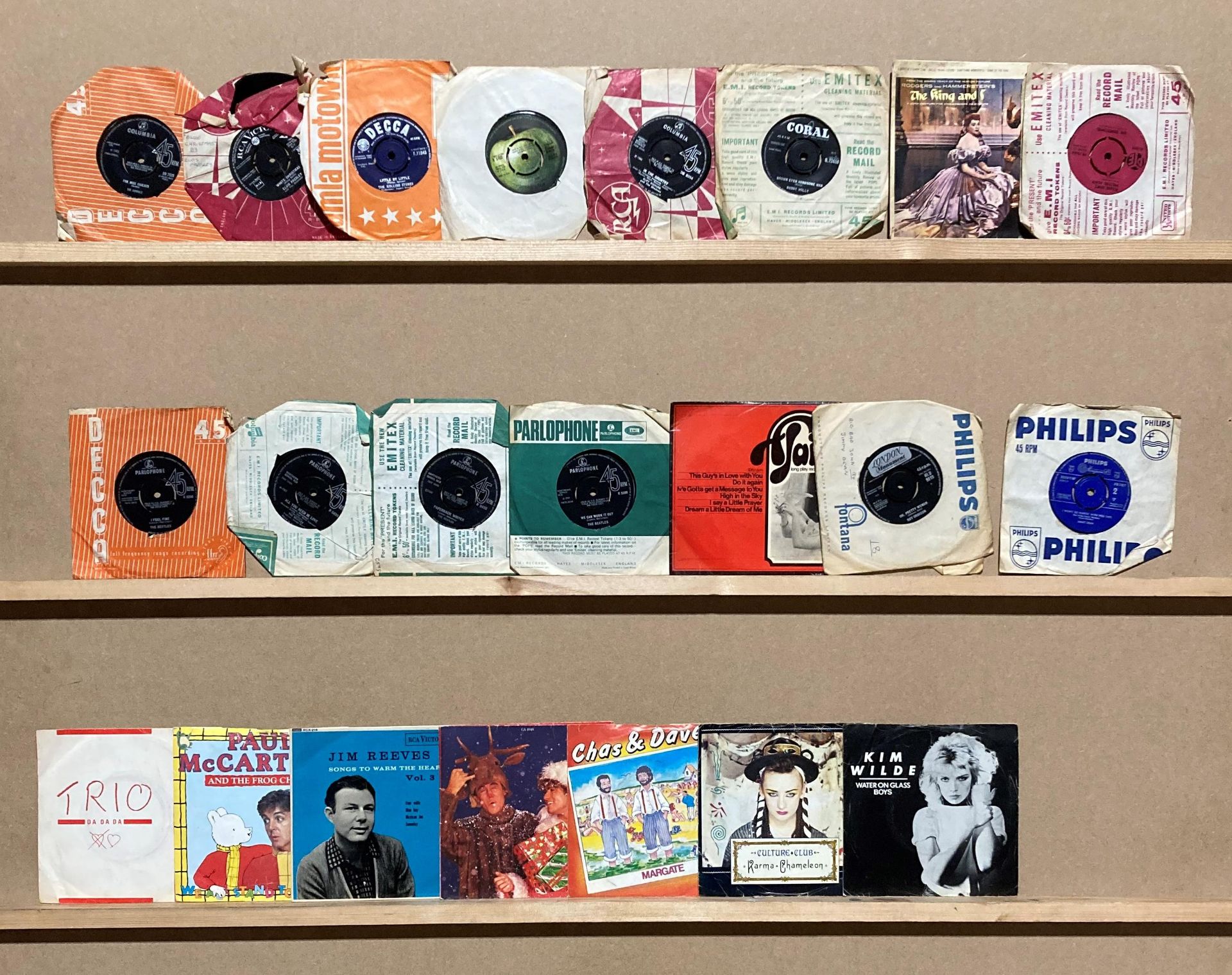 Approx 100 assorted 45 rpm vinyl records including artists such as The Beatles, Rolling Stones,