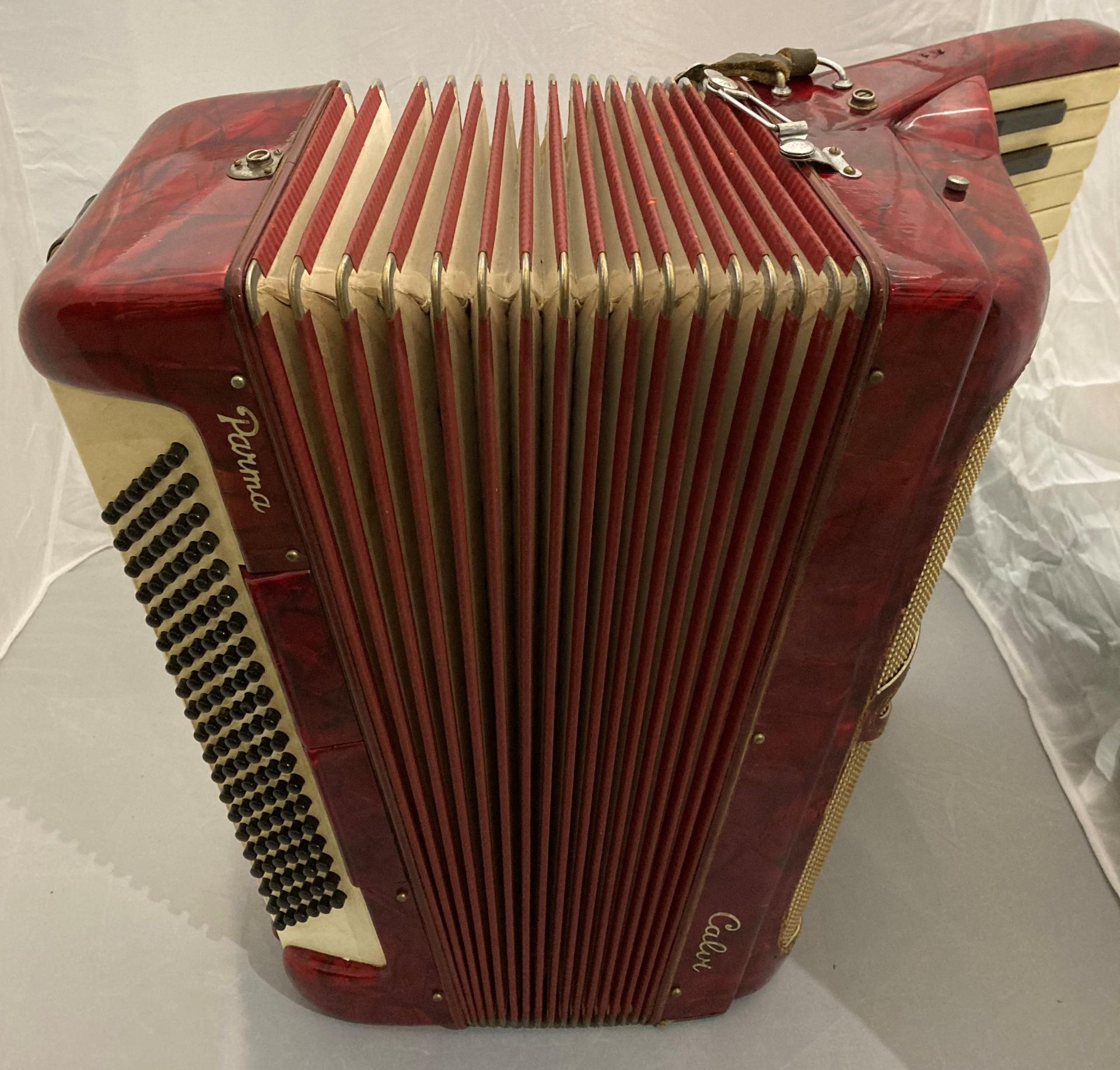 Calvi Parma vintage accordion in deep red in an original hard carrying case (Saleroom location: S3) - Image 4 of 6