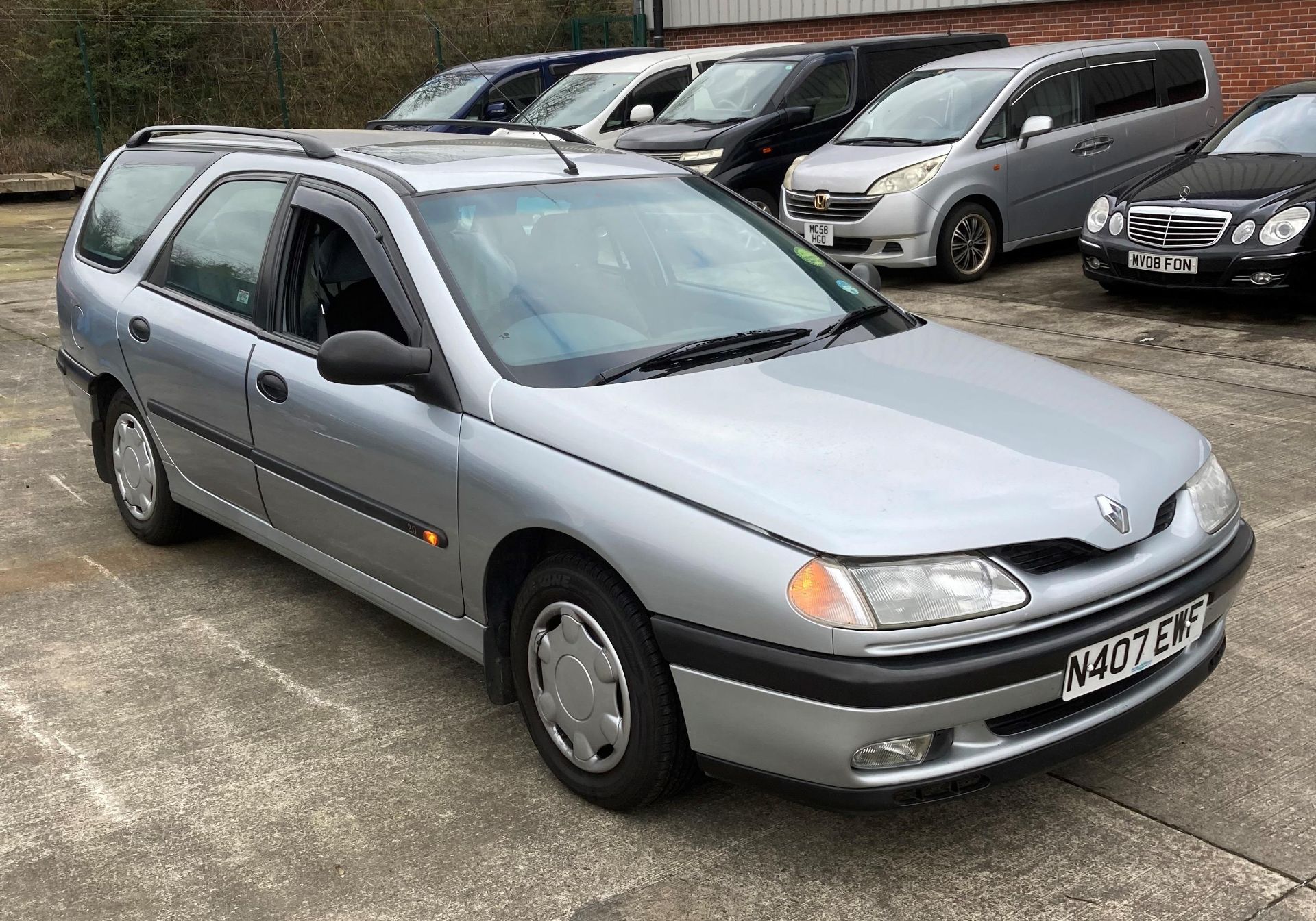 RENAULT LAGUNA 2.0 RT ESTATE - Petrol - Silver. - Image 2 of 11