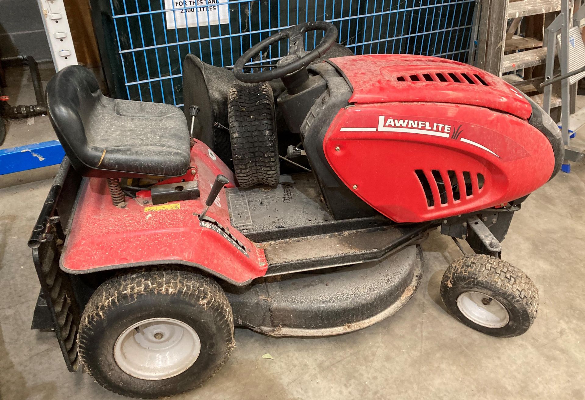 MTD LAWNFLITE 603 RIDE ON LAWNMOWER with Briggs & Stratton 12. - Image 2 of 4