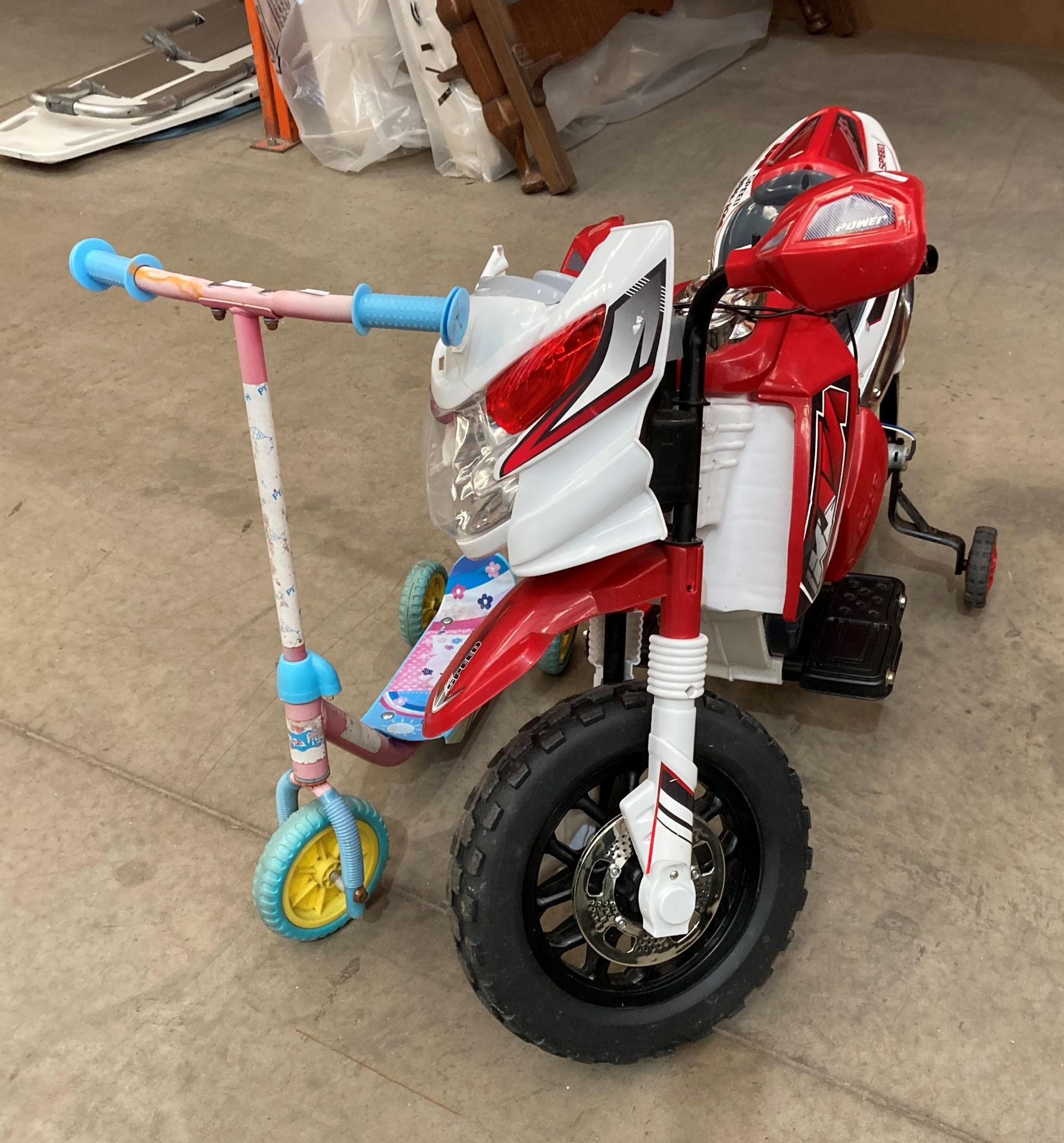 A child's sport SuperSpeed J513 - 240v bike with charger (does run) and a child's Peppa Pig scooter - Image 2 of 3