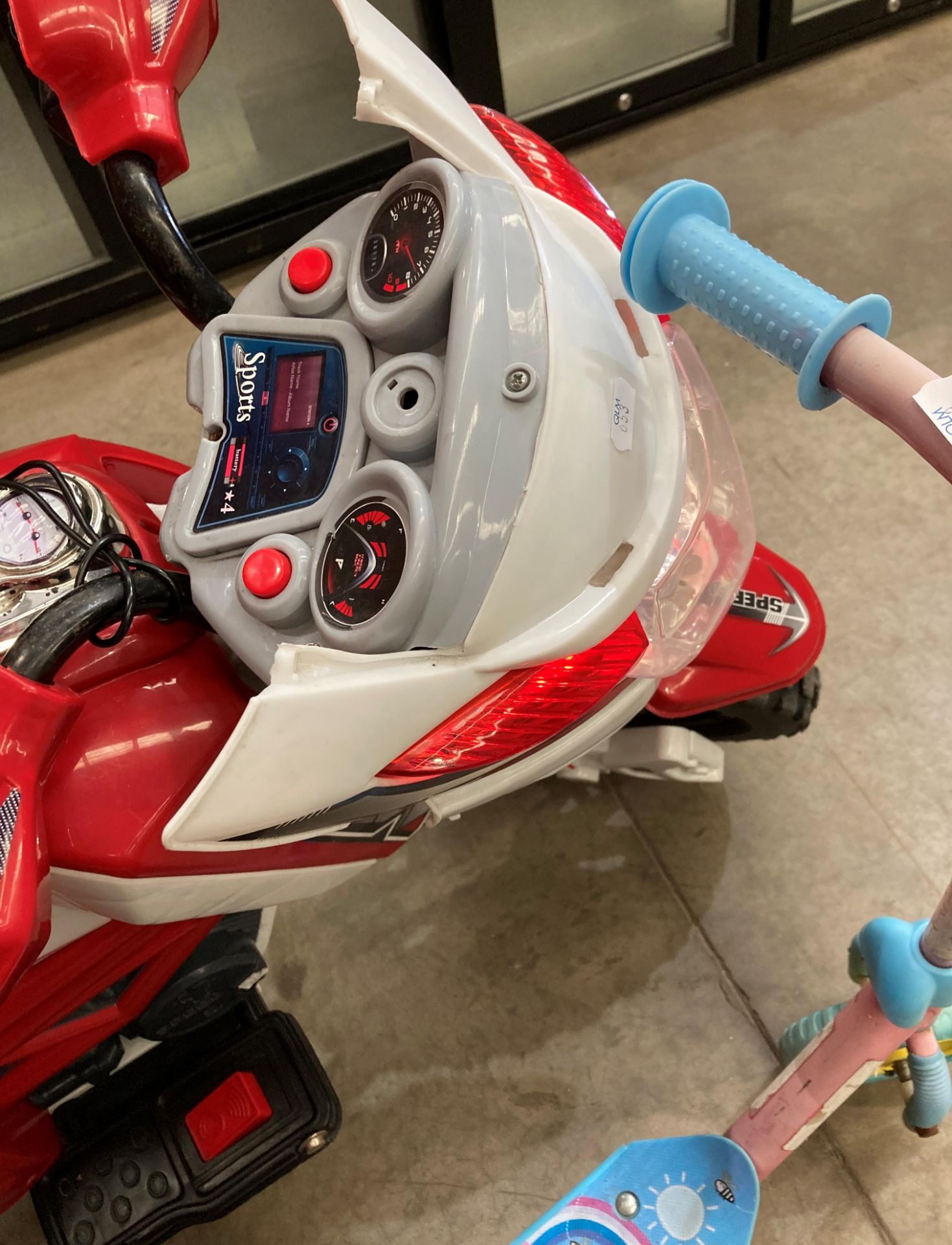 A child's sport SuperSpeed J513 - 240v bike with charger (does run) and a child's Peppa Pig scooter - Image 3 of 3