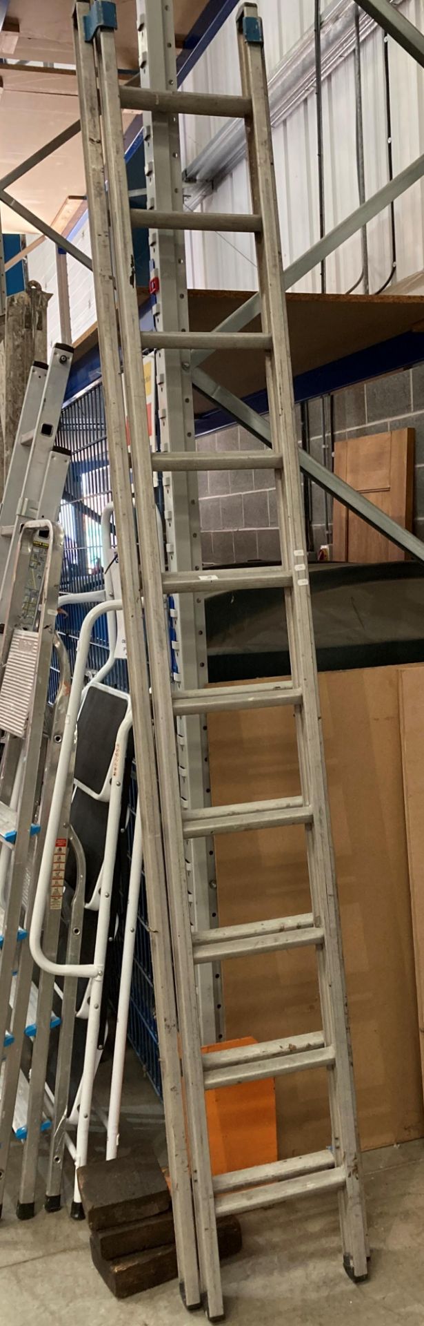 An aluminium eighteen rung double extension ladder (saleroom location: DT)