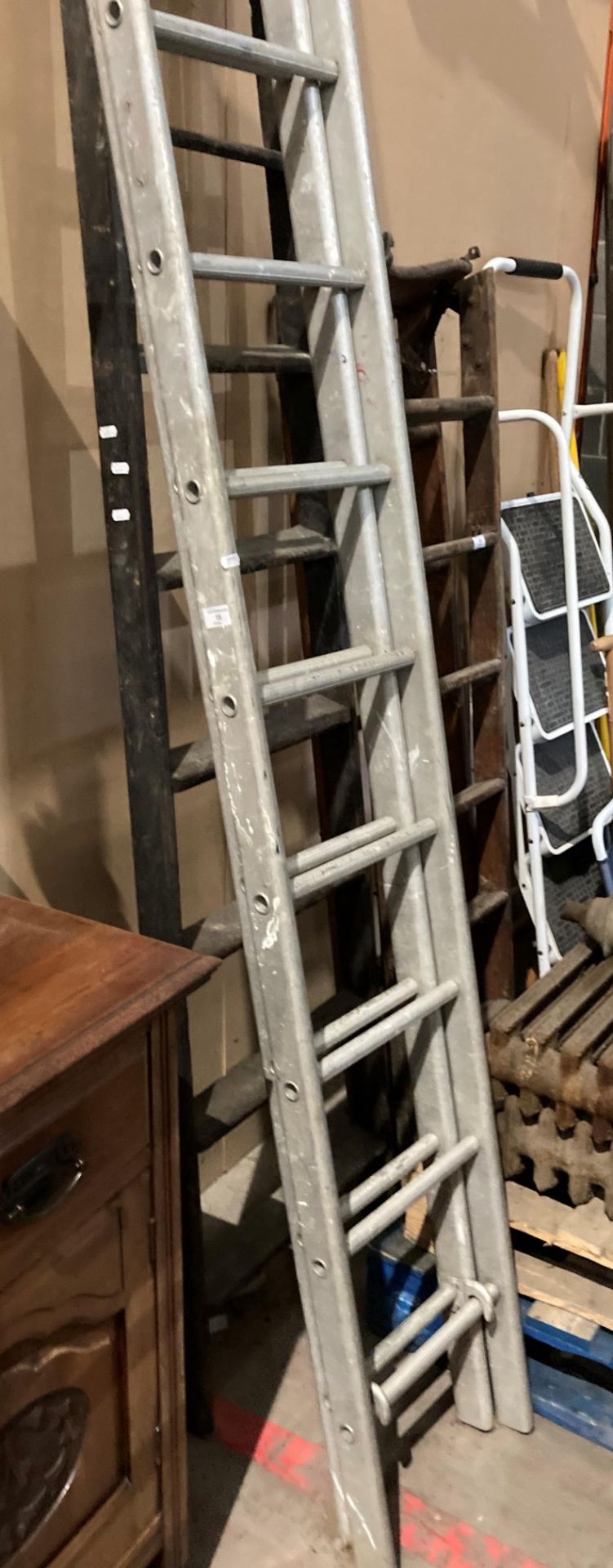 Twenty-eight rung aluminium double extension ladder (saleroom location: MWR01)