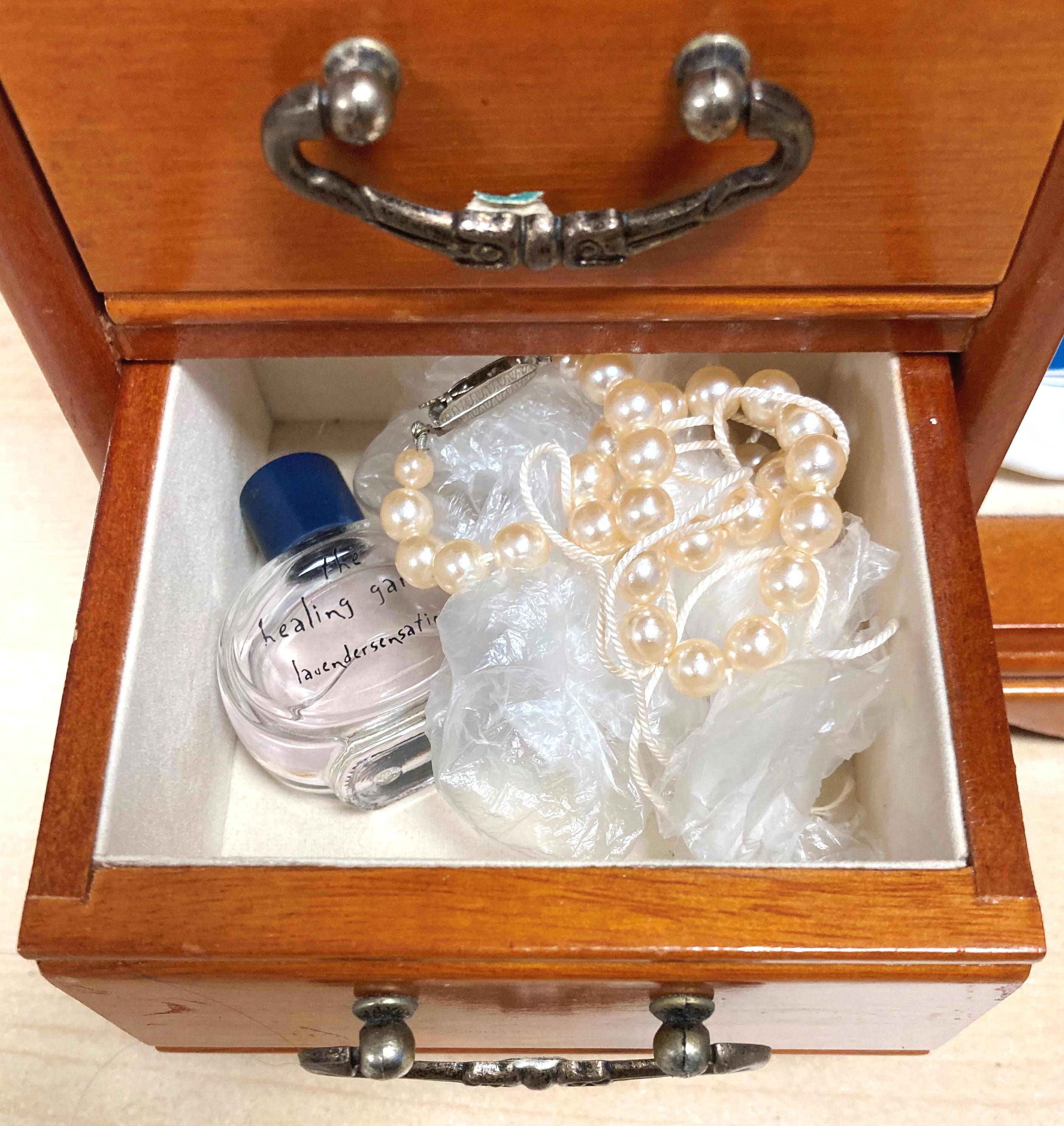 Contents to wooden jewellery box with glass and floral door - a quantity of mixed grade jewellery - Image 6 of 9