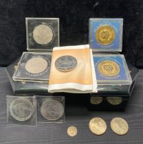 Contents to two lacquered tubs - 2002 Golden Jubilee £5 coin, two dove £2 coins,