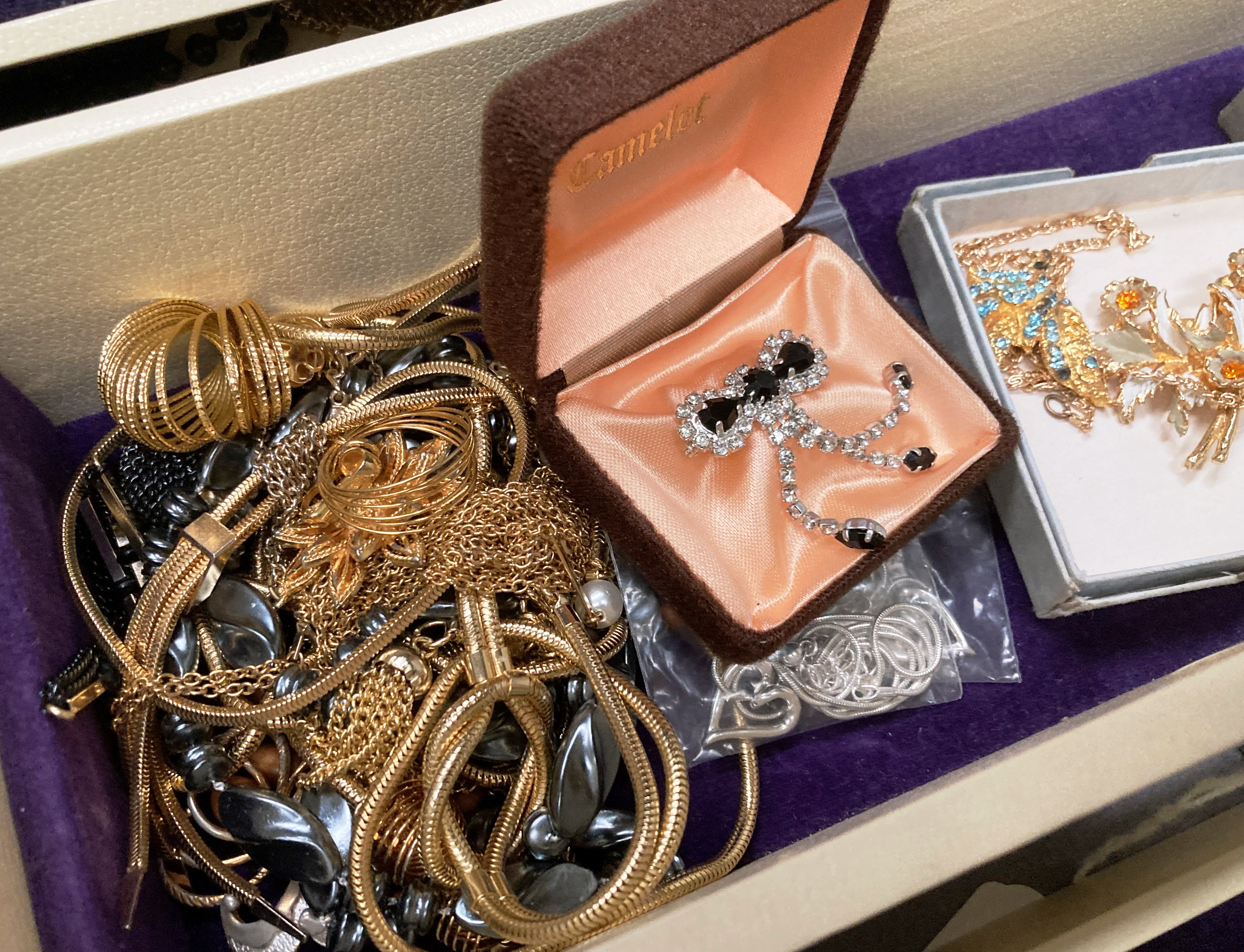 Contents to velvet-lined jewellery box - includes a large quantity of costume jewellery such as - Image 4 of 6