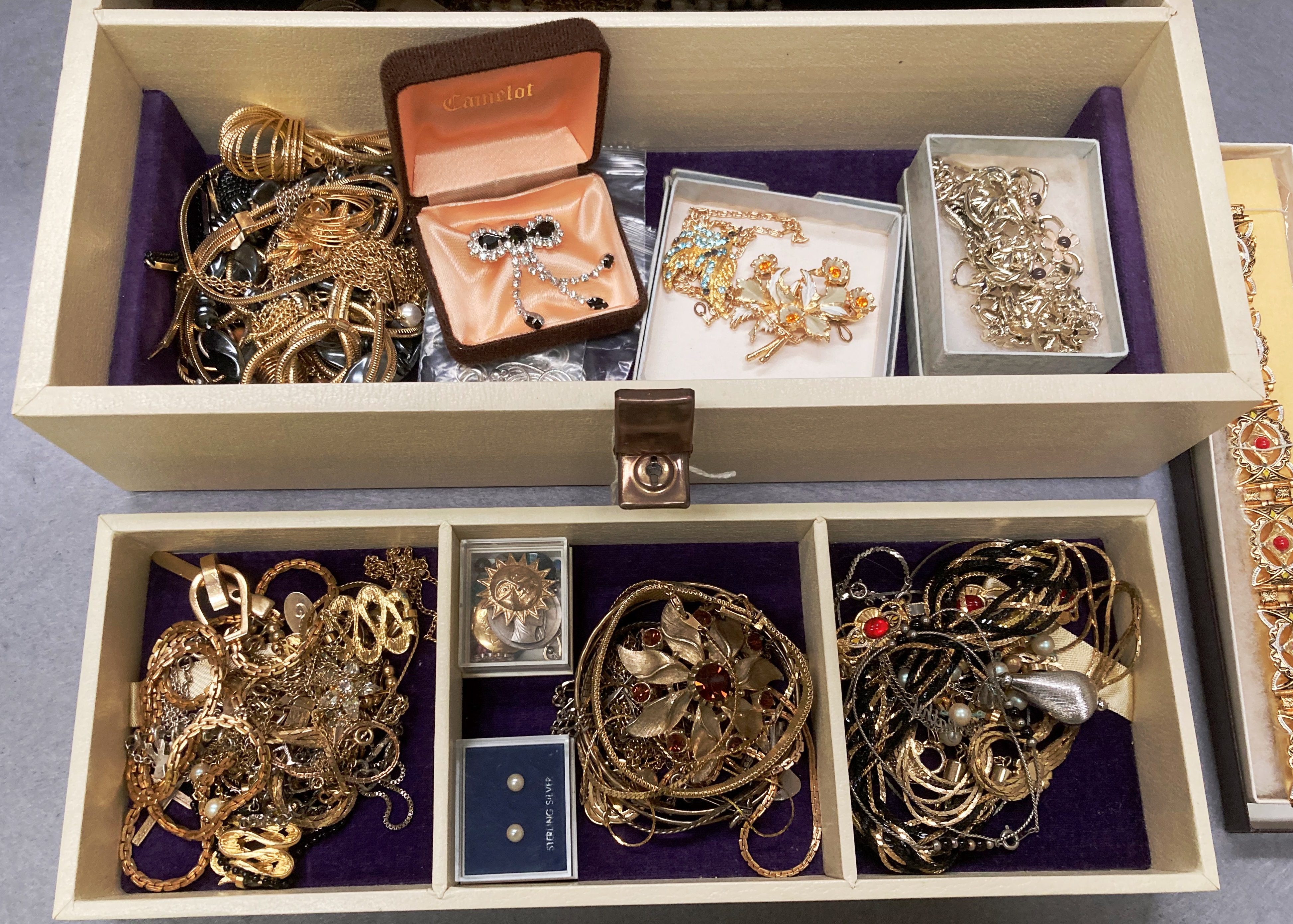 Contents to velvet-lined jewellery box - includes a large quantity of costume jewellery such as - Image 3 of 6