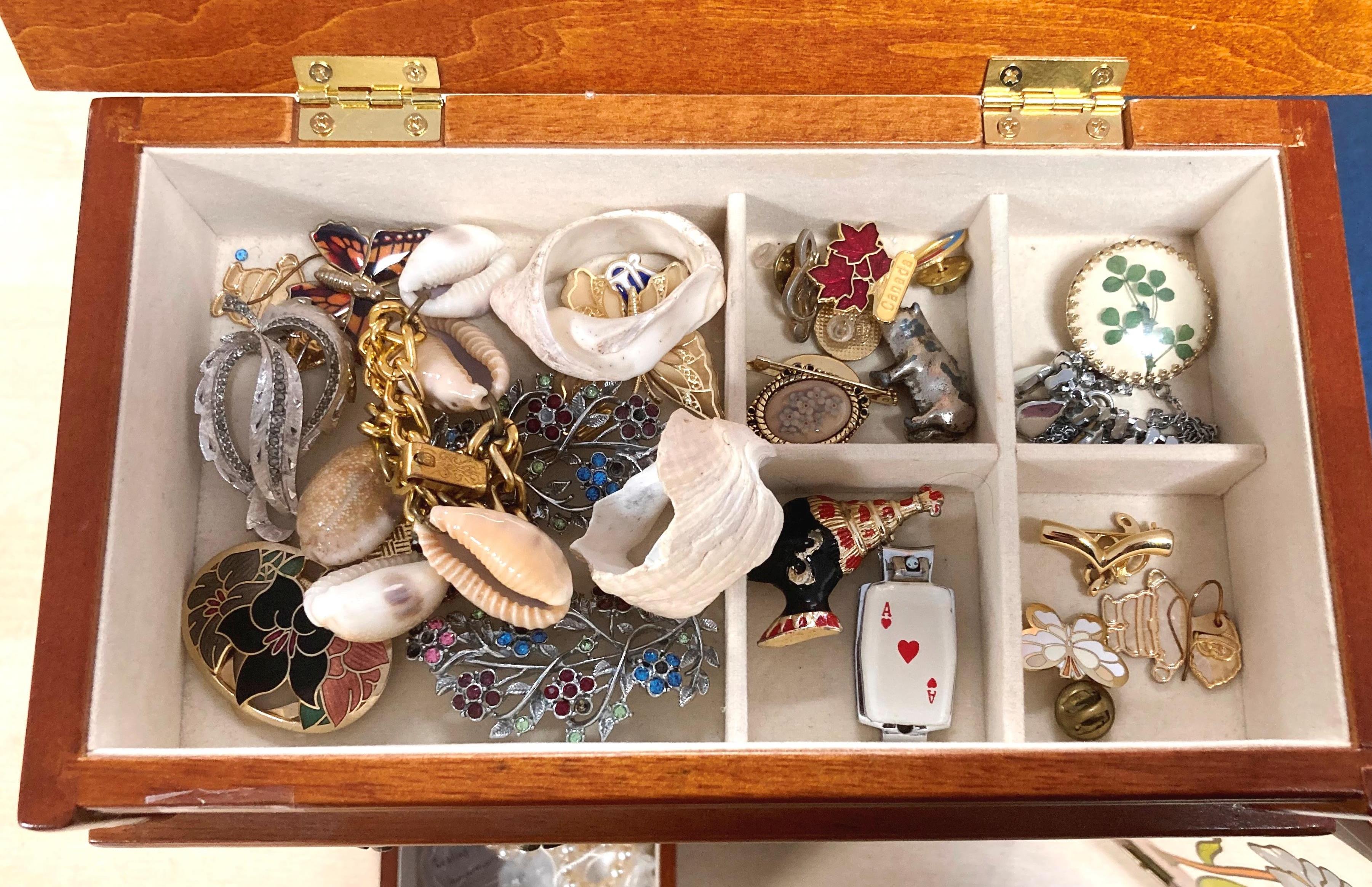 Contents to wooden jewellery box with glass and floral door - a quantity of mixed grade jewellery - Image 7 of 9