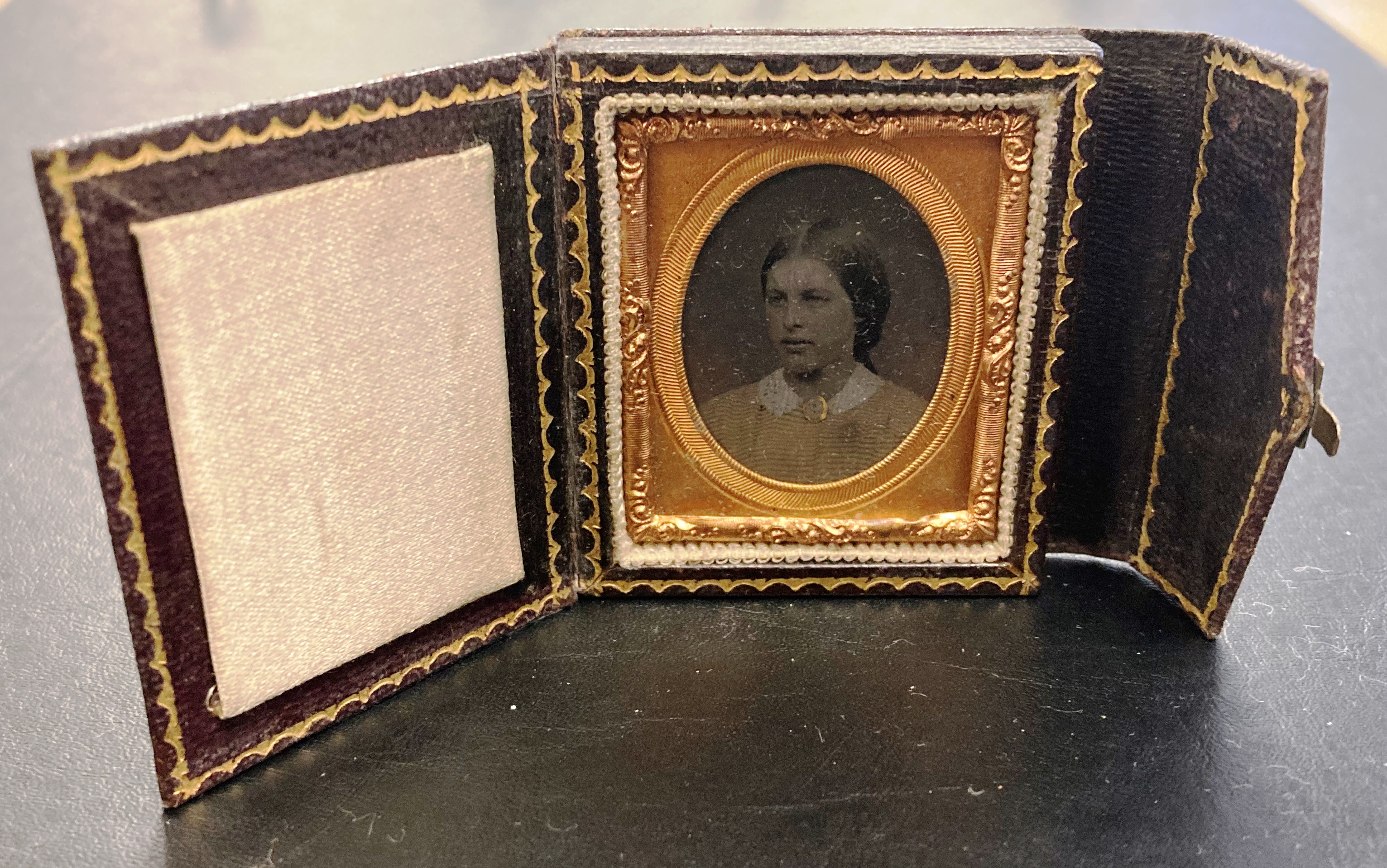 A leather bound fold out Antique Glass Ambrotype photograph in an ornate ormulu frame (dates back - Image 3 of 8