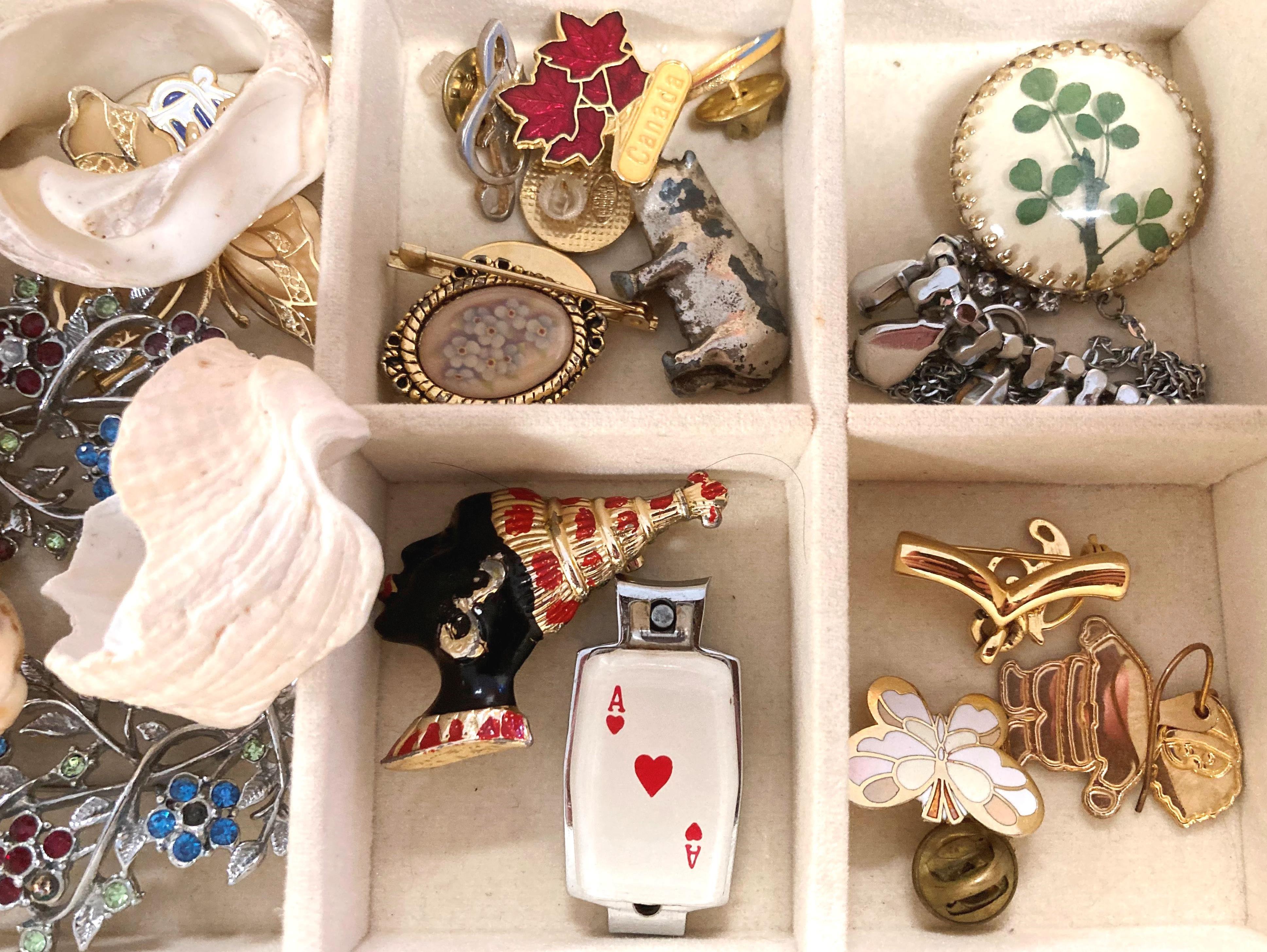 Contents to wooden jewellery box with glass and floral door - a quantity of mixed grade jewellery - Image 8 of 9