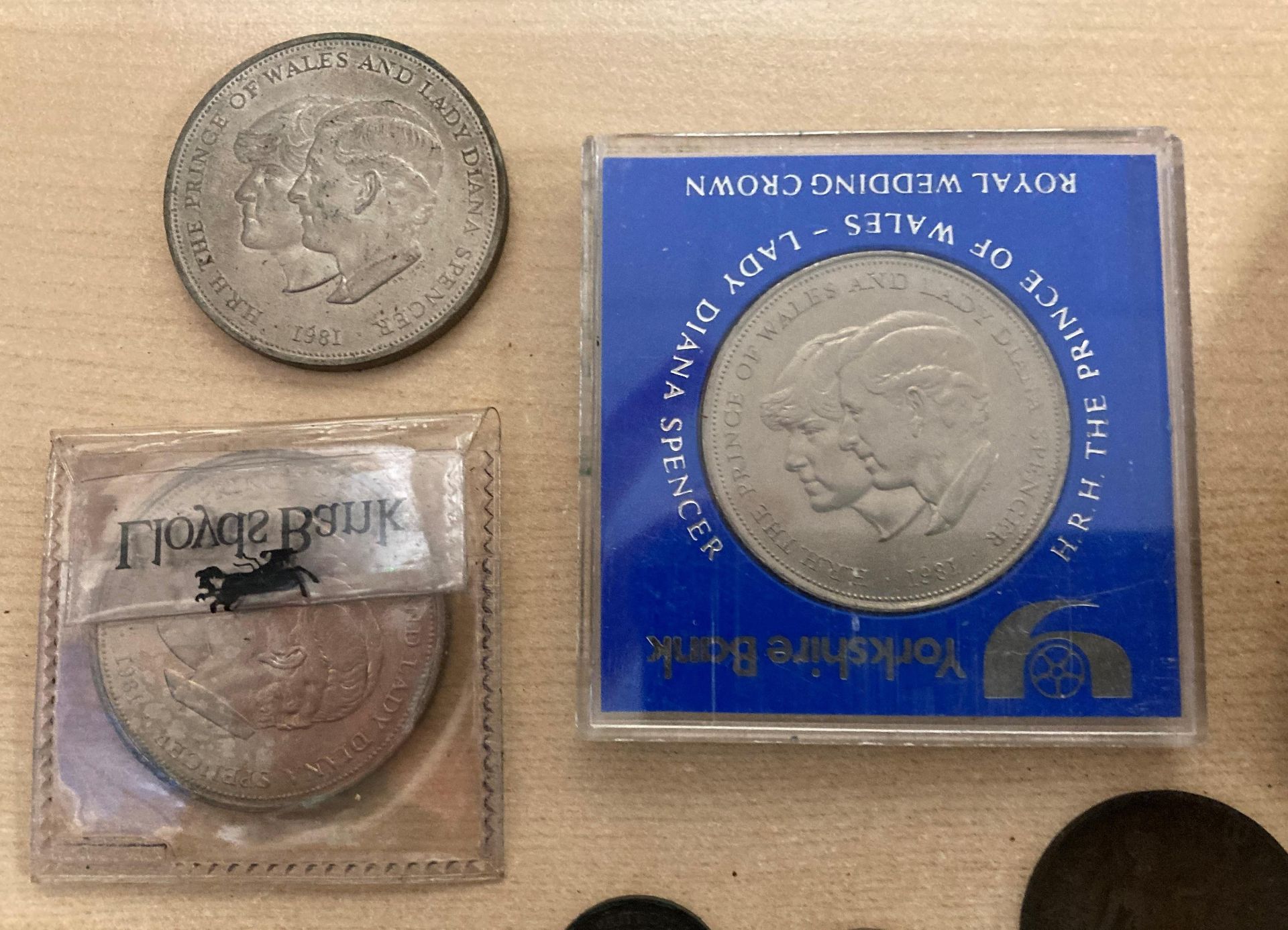 Contents to leather purse depicting a camel and palm tree-filled scene - a selection of coins and - Image 2 of 6