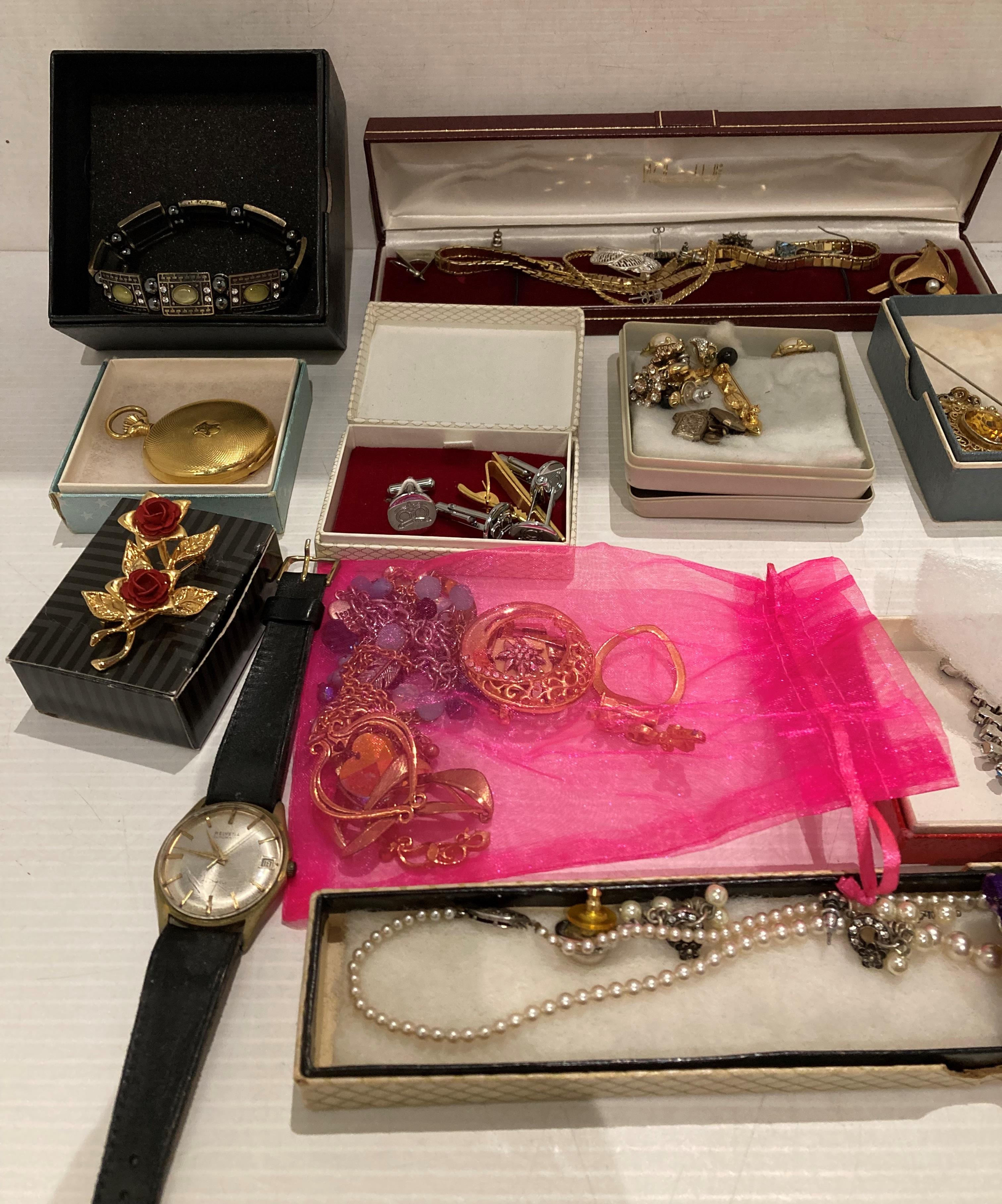 Contents to box - a gold-plated brooch with pearls, a gold coloured chain and bracelet, - Image 2 of 3