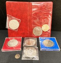 Eight assorted coins including 1935 George V crown, Bill of Rights £2 coin,