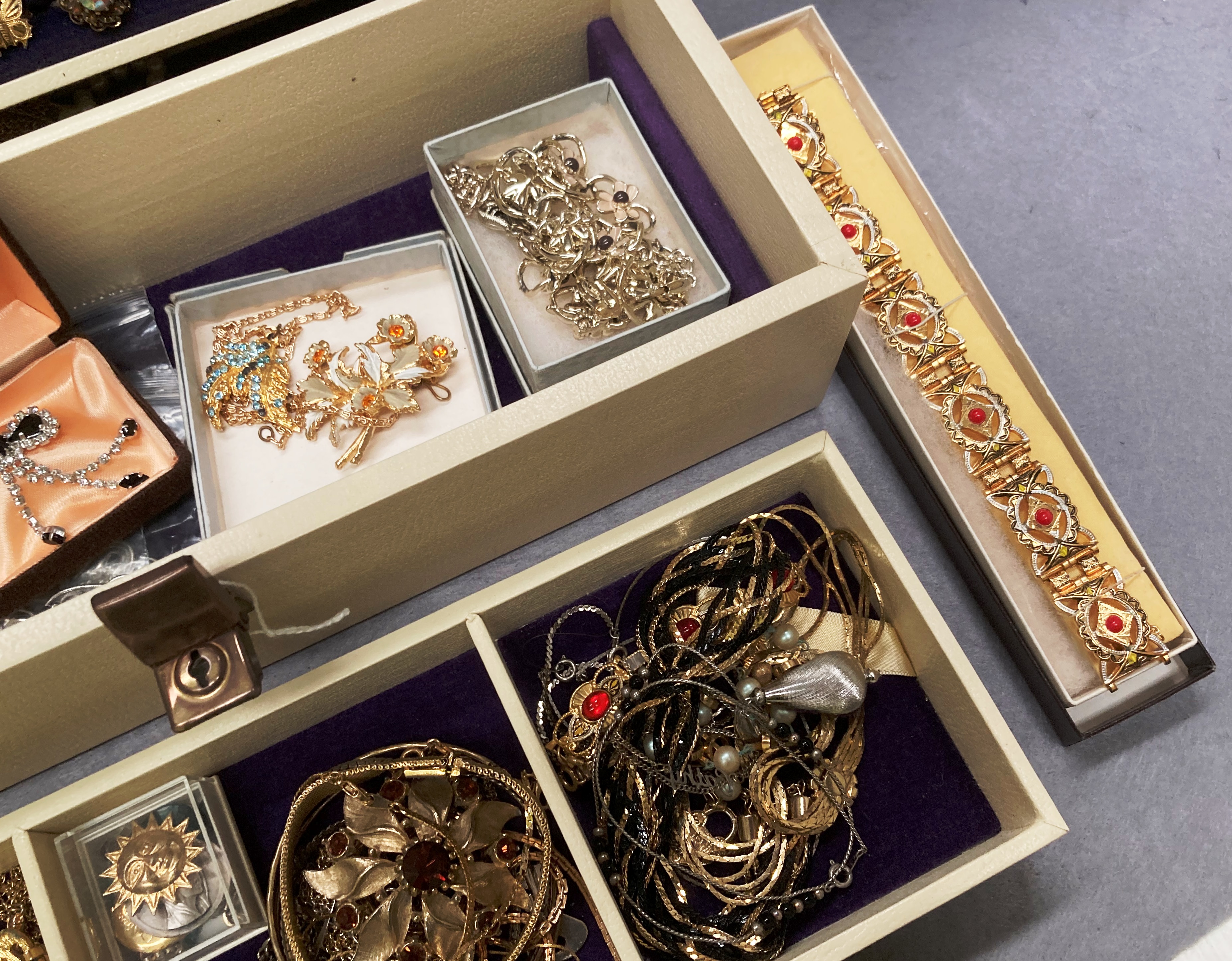Contents to velvet-lined jewellery box - includes a large quantity of costume jewellery such as - Image 2 of 6