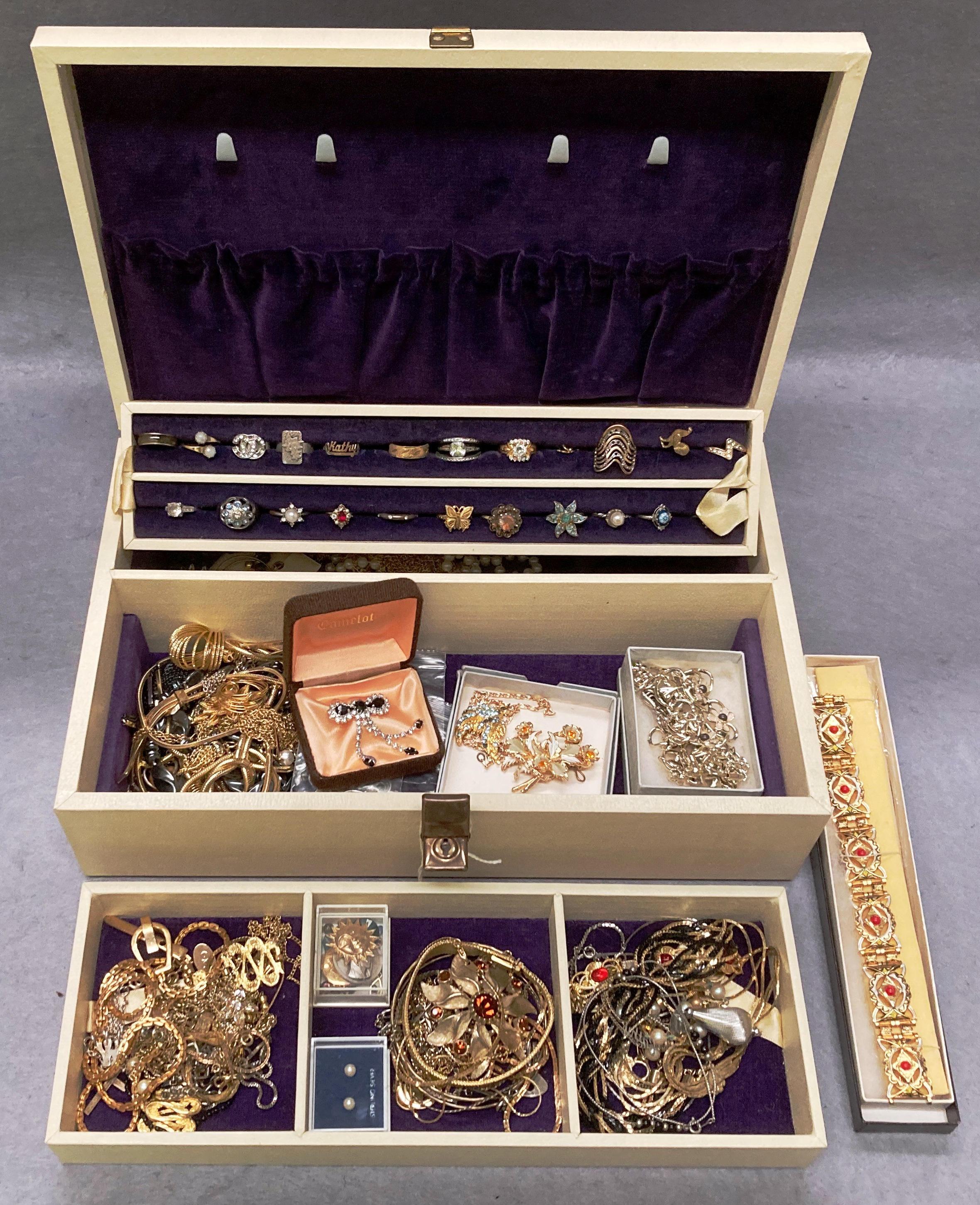 Contents to velvet-lined jewellery box - includes a large quantity of costume jewellery such as