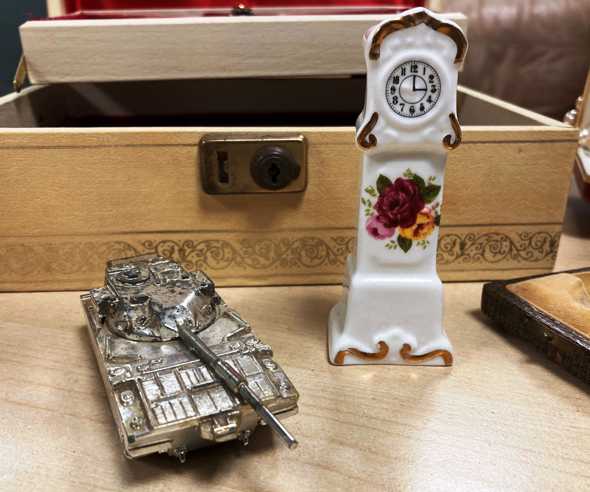 Contents to tray - a cream and gold-tone detailed jewellery box with red velvet lining including - Image 5 of 13